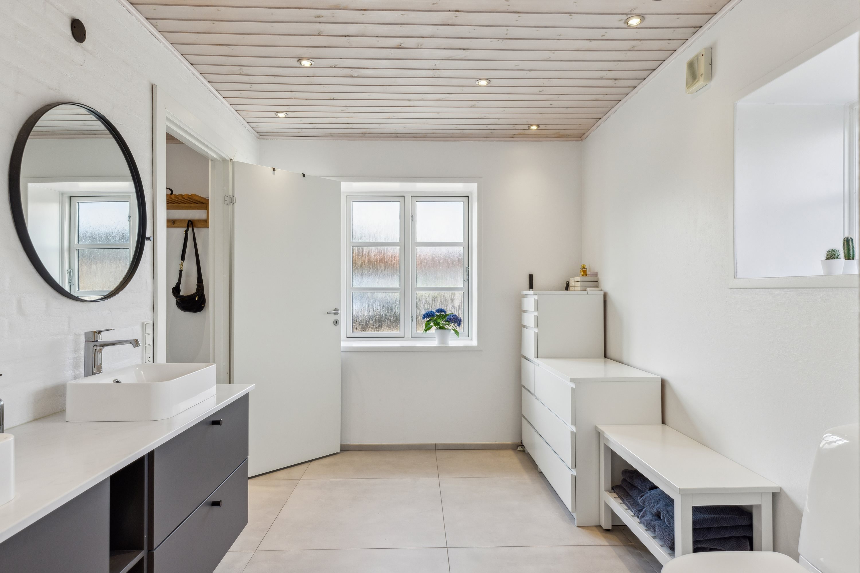 Fremhævet badeværelse billede i fuldskærmstilstand. Billede af Syrenvej 8, Alnor, 6300 Gråsten