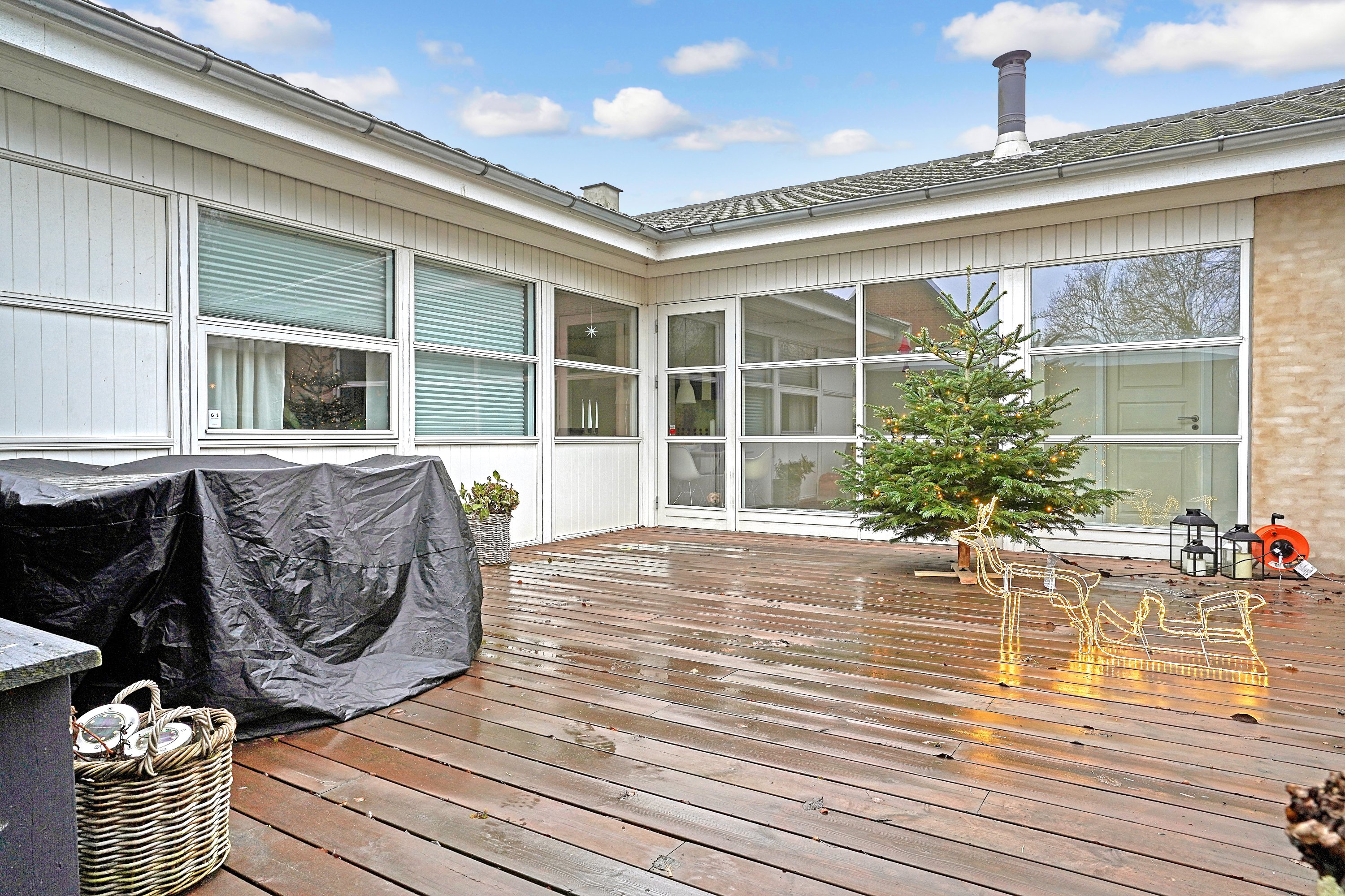 Fremhævet terrasse billede i fuldskærmstilstand. Billede af Rønnebærvej 27, 3400 Hillerød