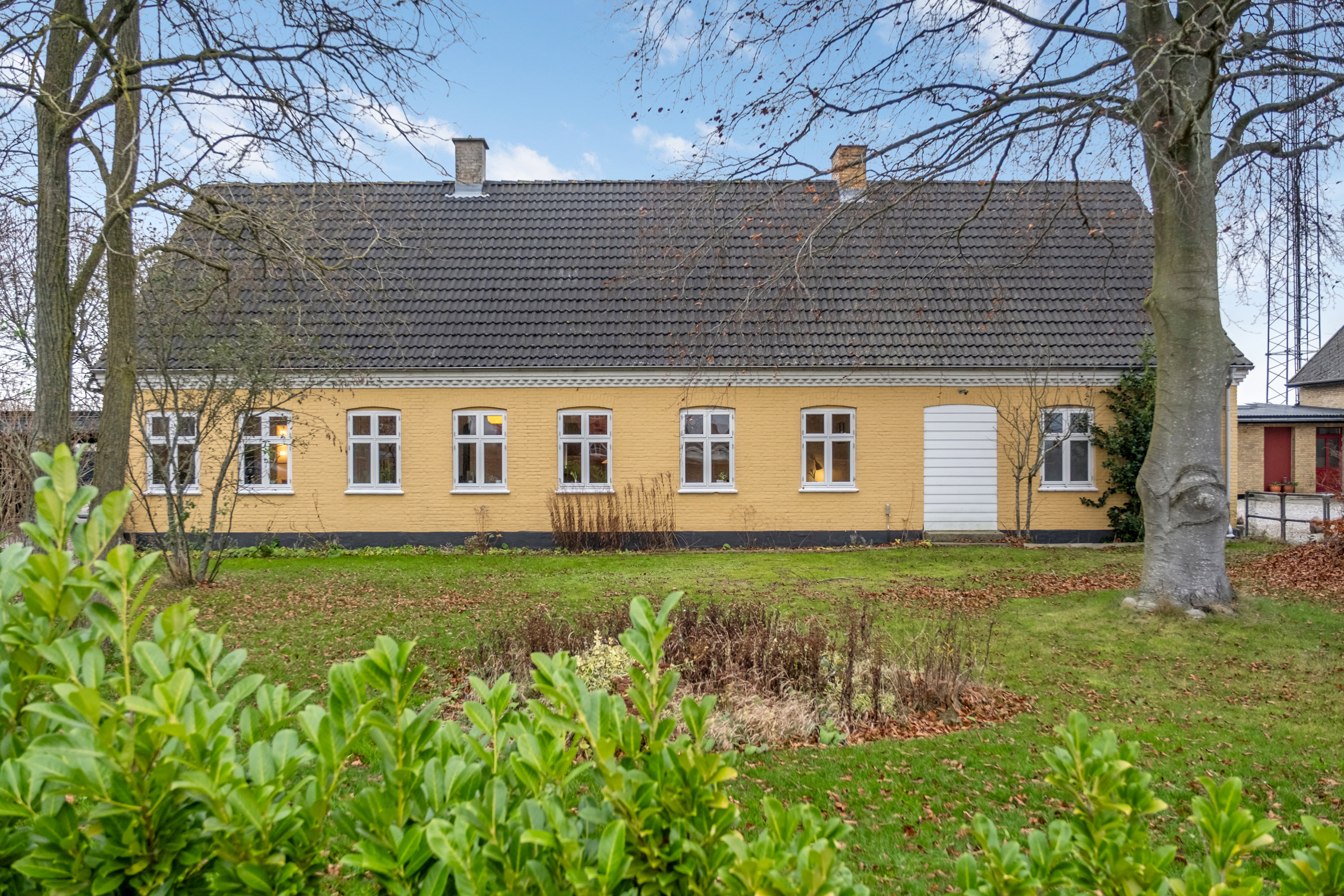 Fremhævet facade billede i fuldskærmstilstand. Billede af Odensevej 56, Hjulby, 5800 Nyborg