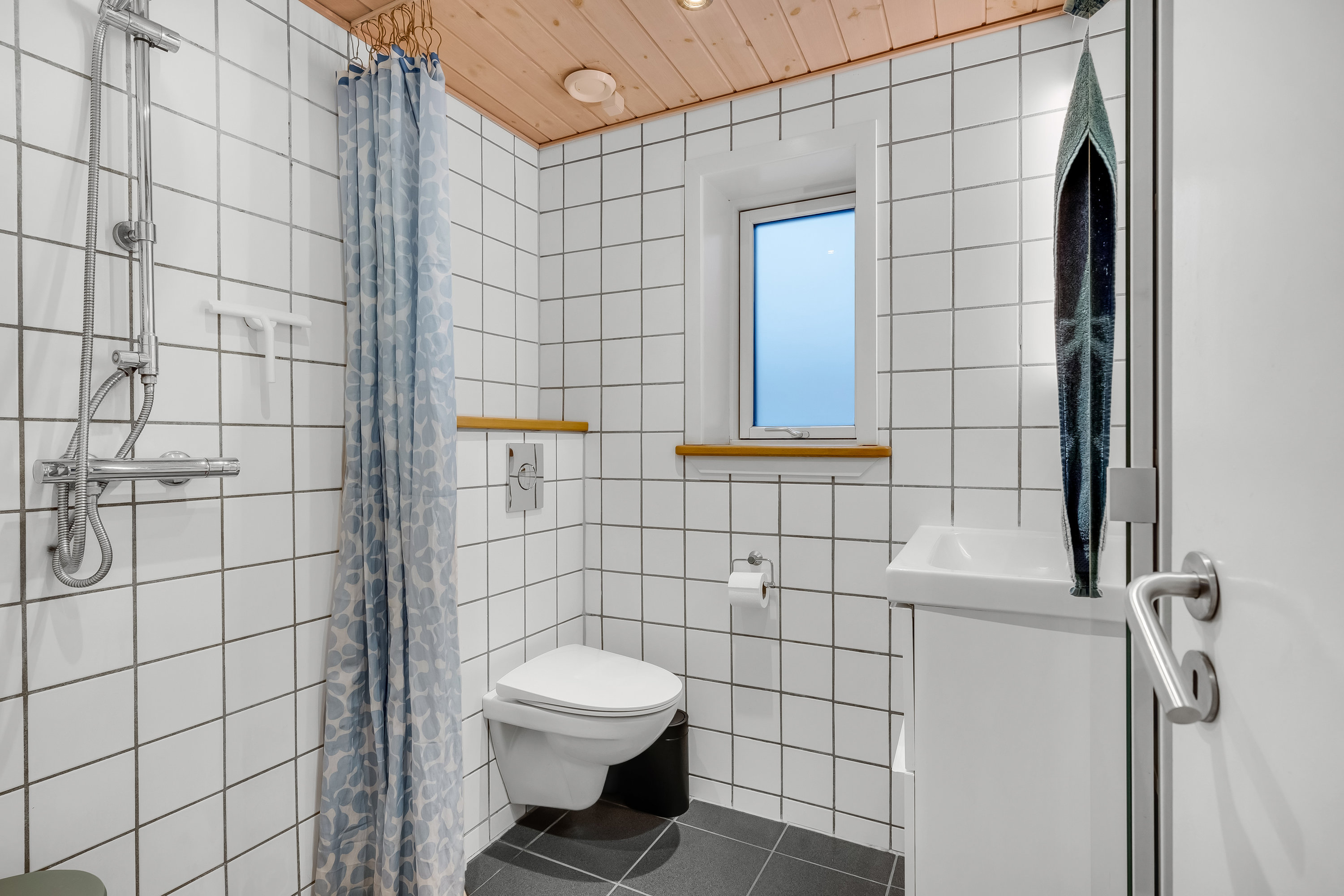 Fremhævet badeværelse billede i fuldskærmstilstand. Billede af Ørnevej 4, 6950 Ringkøbing