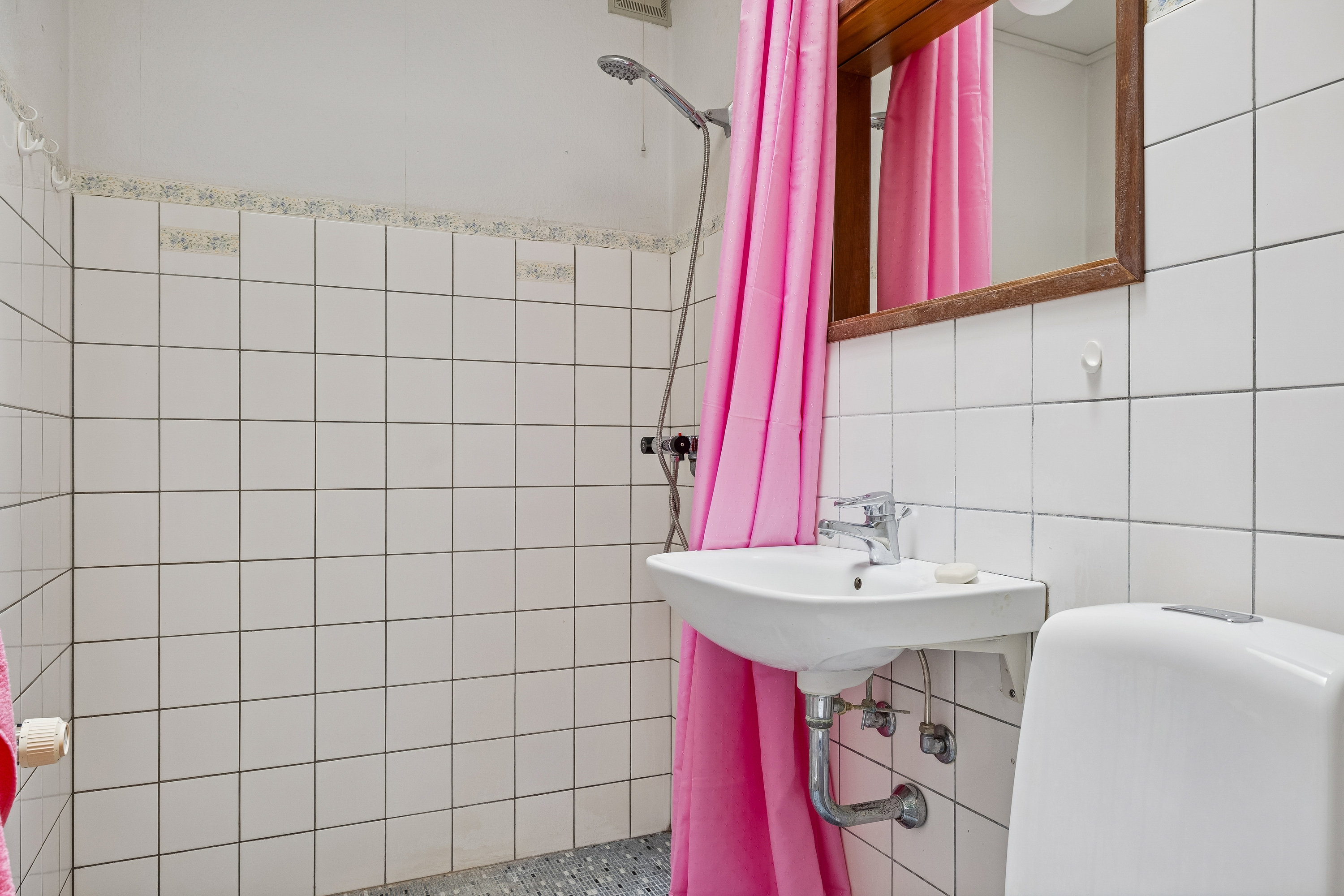 Fremhævet badeværelse billede i fuldskærmstilstand. Billede af Fuglebakken 192, Snestrup, 5210 Odense NV