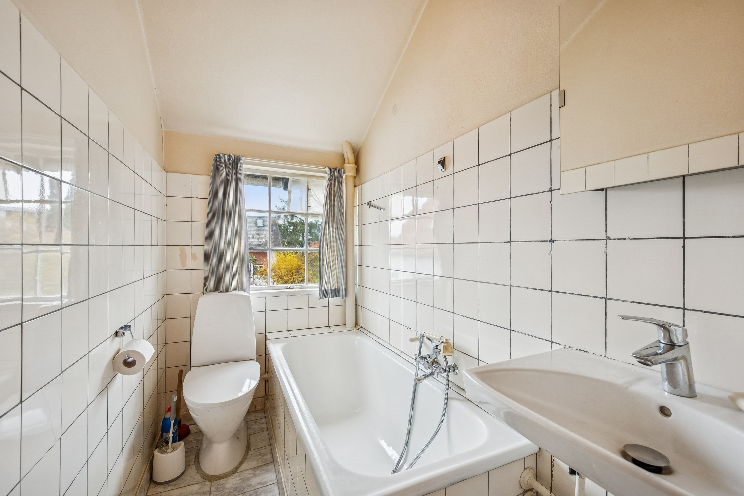 Fremhævet badeværelse billede i fuldskærmstilstand. Billede af Phistersvej 2D, 2900 Hellerup