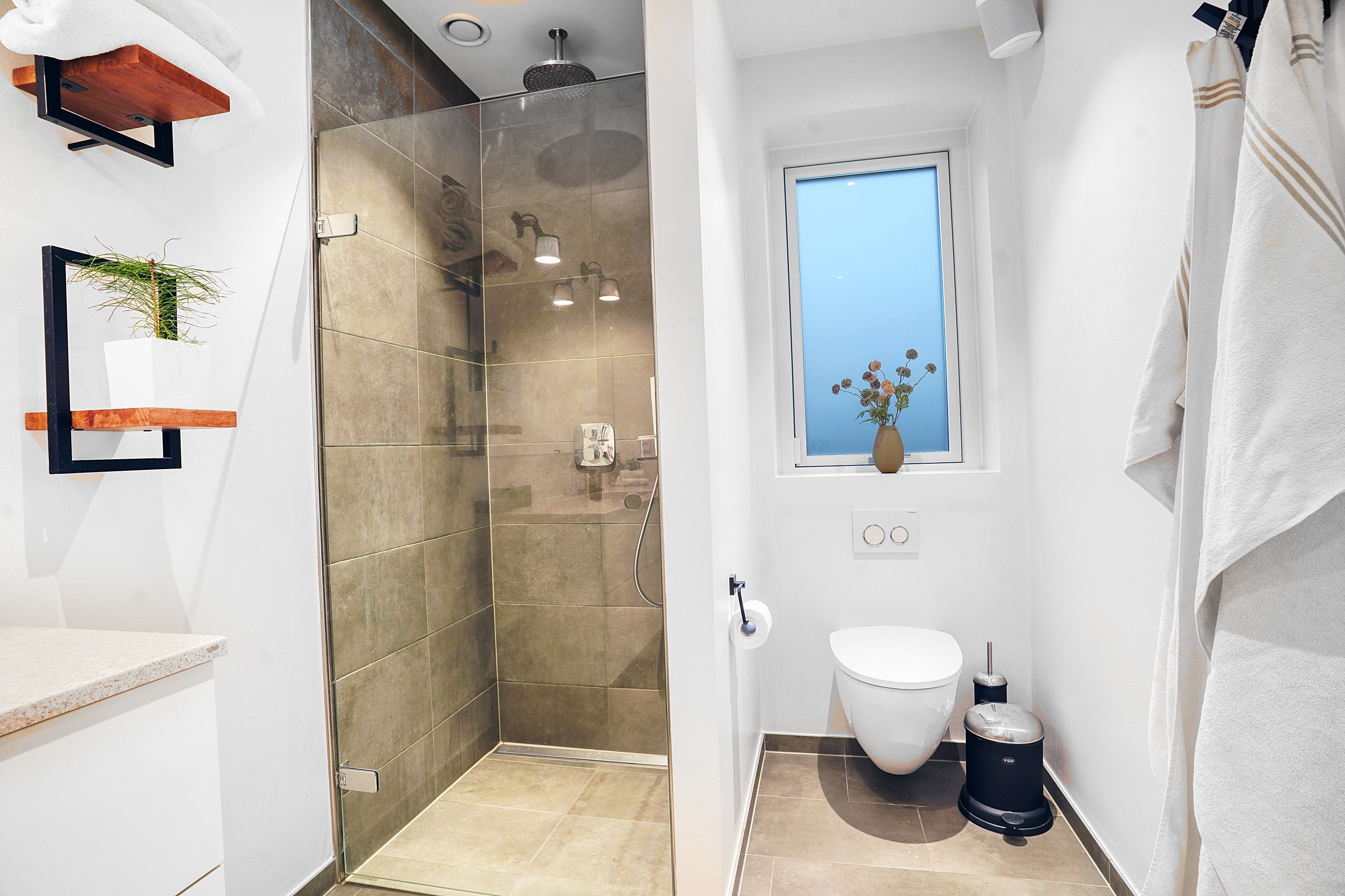 Fremhævet badeværelse billede i fuldskærmstilstand. Billede af Ellevej 6, 3400 Hillerød