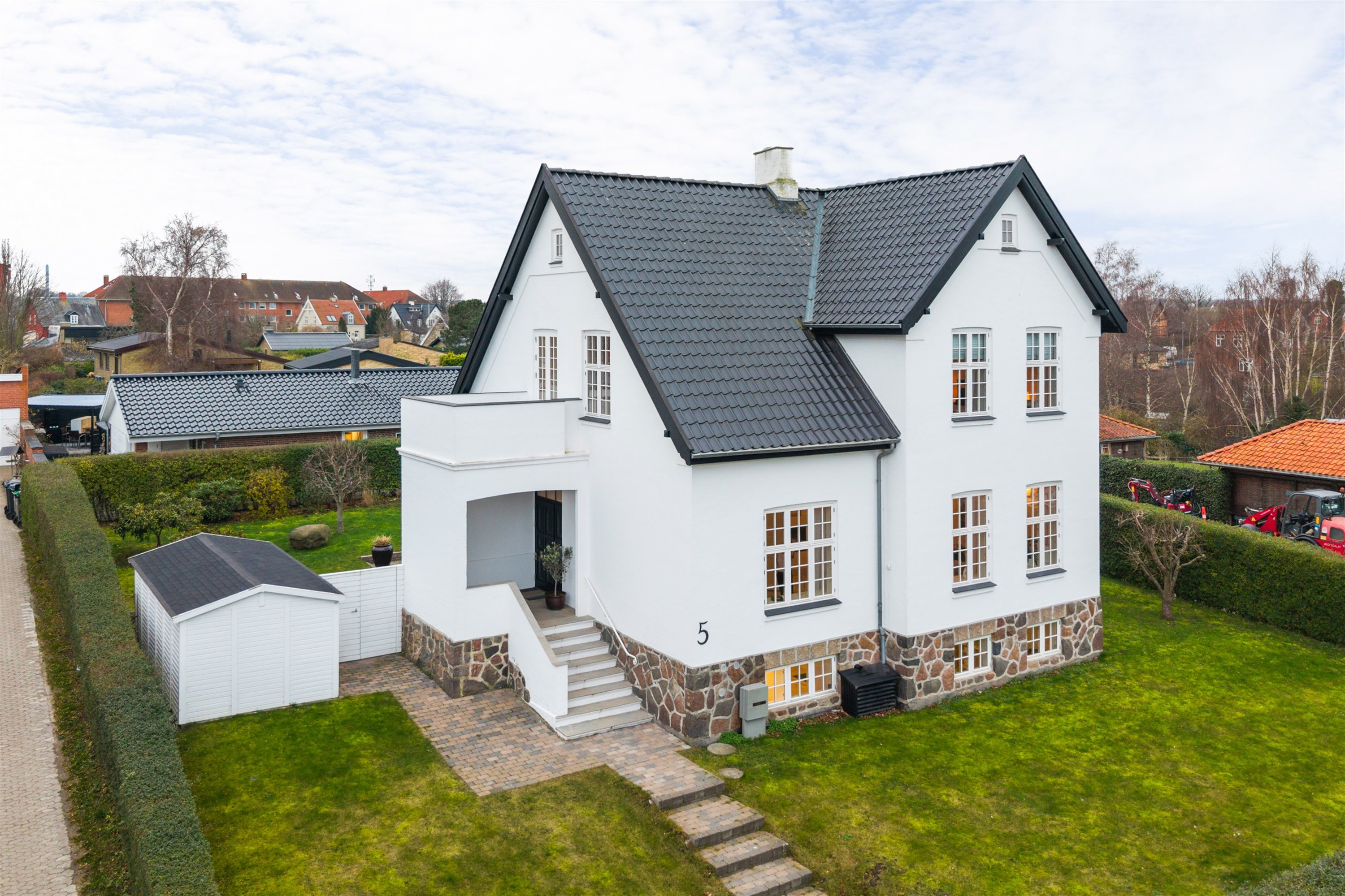 Fremhævet set fra vejen billede i fuldskærmstilstand. Billede af Højvænget 5, 3000 Helsingør