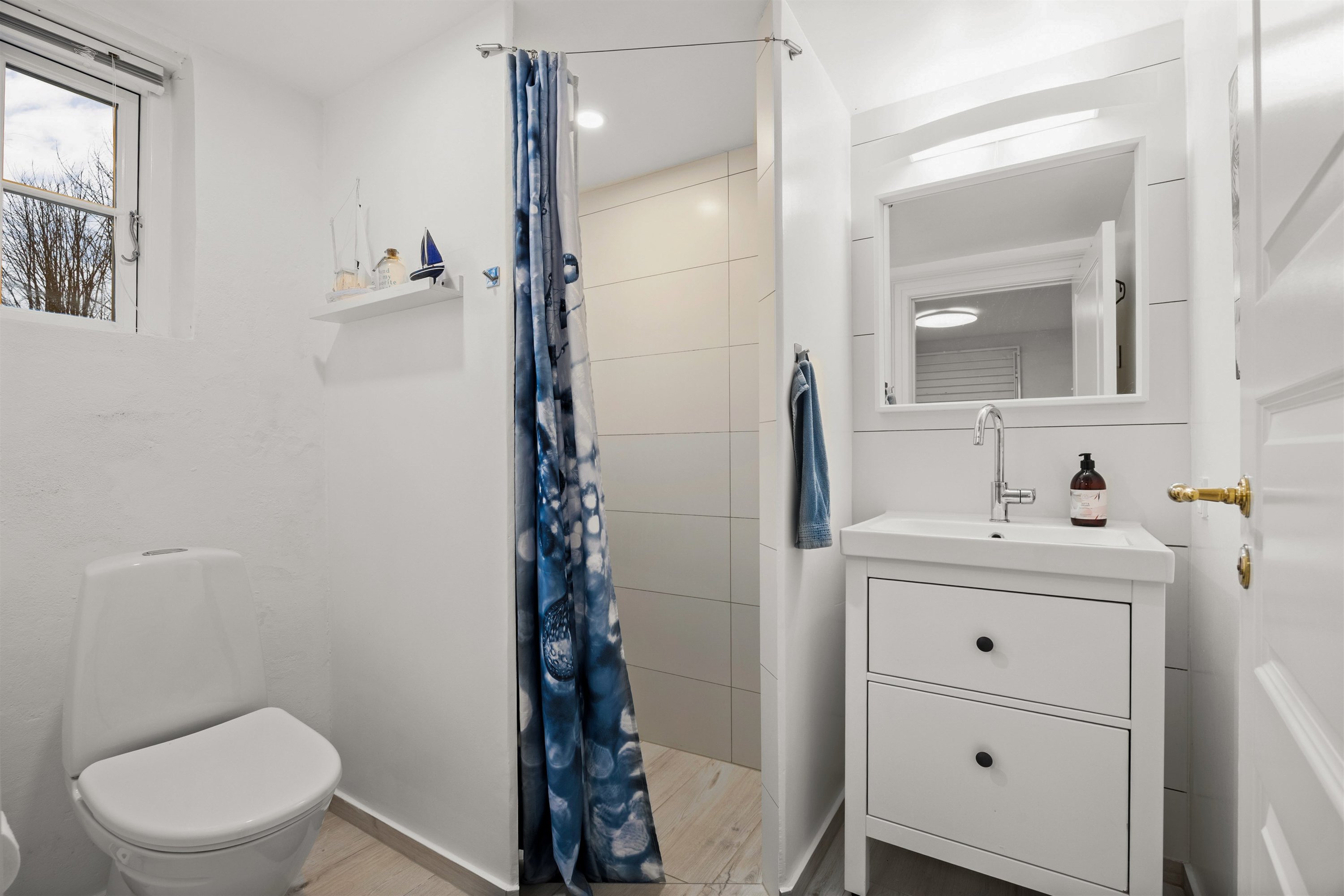 Fremhævet badeværelse billede i fuldskærmstilstand. Billede af Højvænget 5, 3000 Helsingør