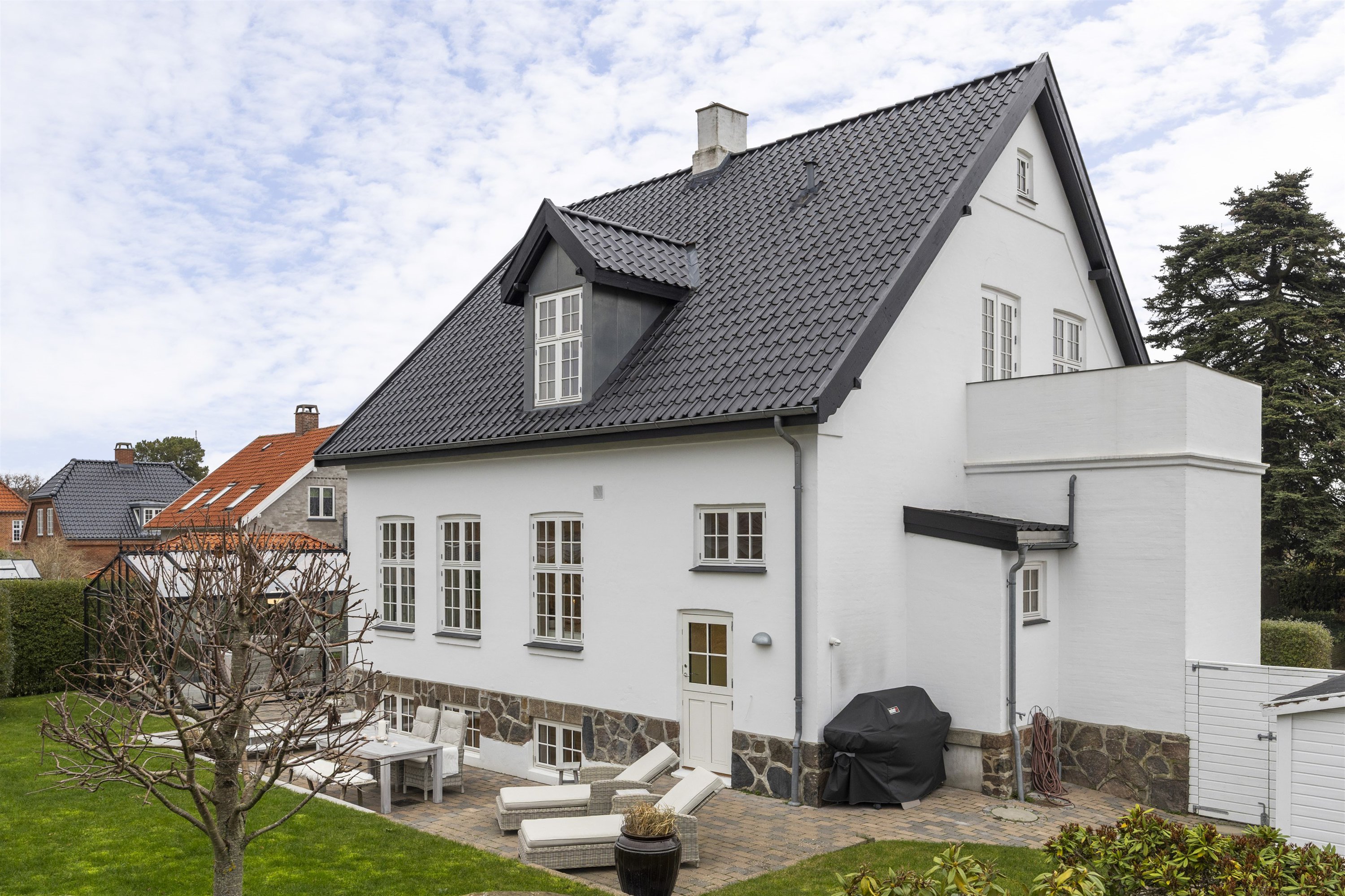 Fremhævet set fra haven billede i fuldskærmstilstand. Billede af Højvænget 5, 3000 Helsingør