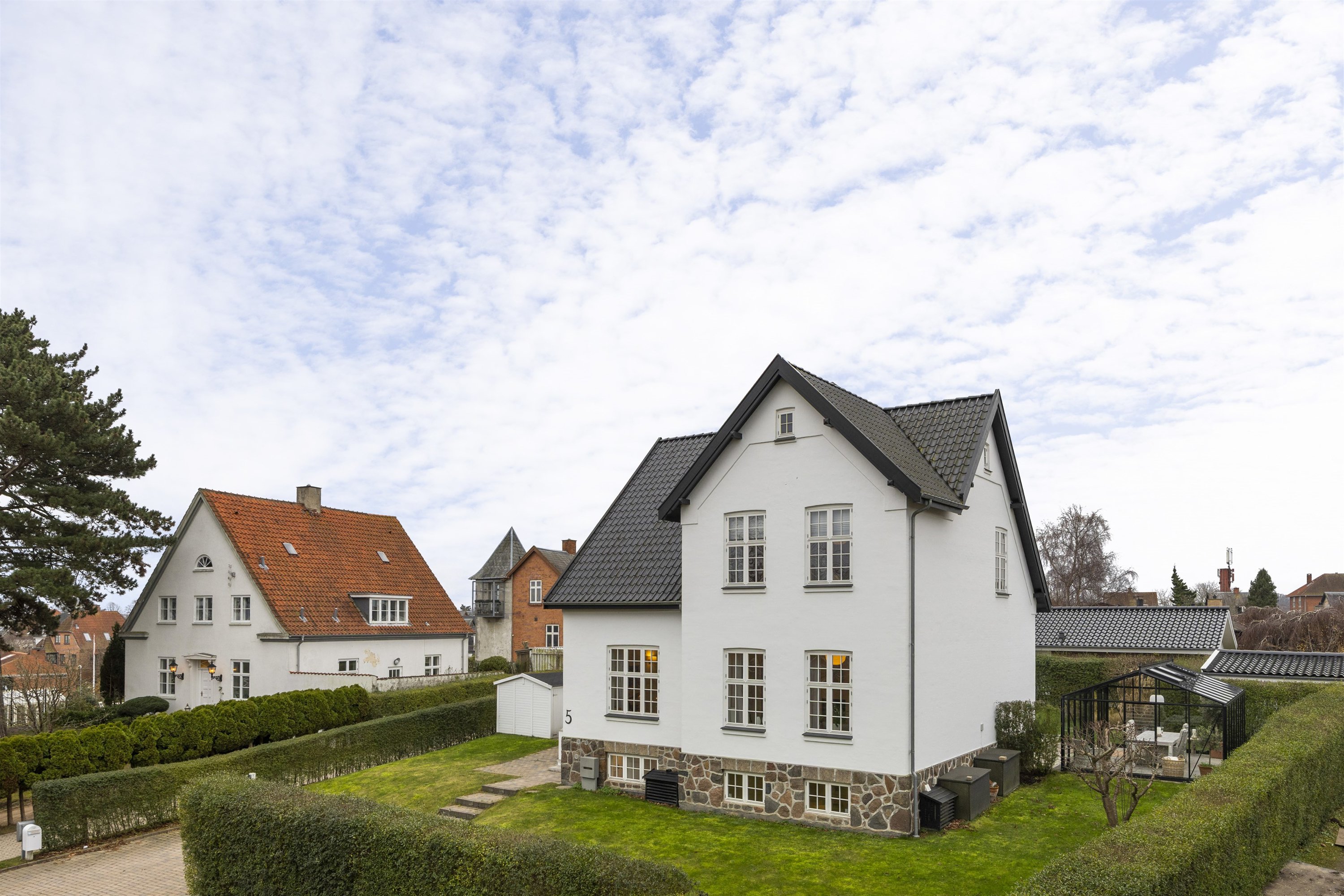 Fremhævet set fra vejen billede i fuldskærmstilstand. Billede af Højvænget 5, 3000 Helsingør