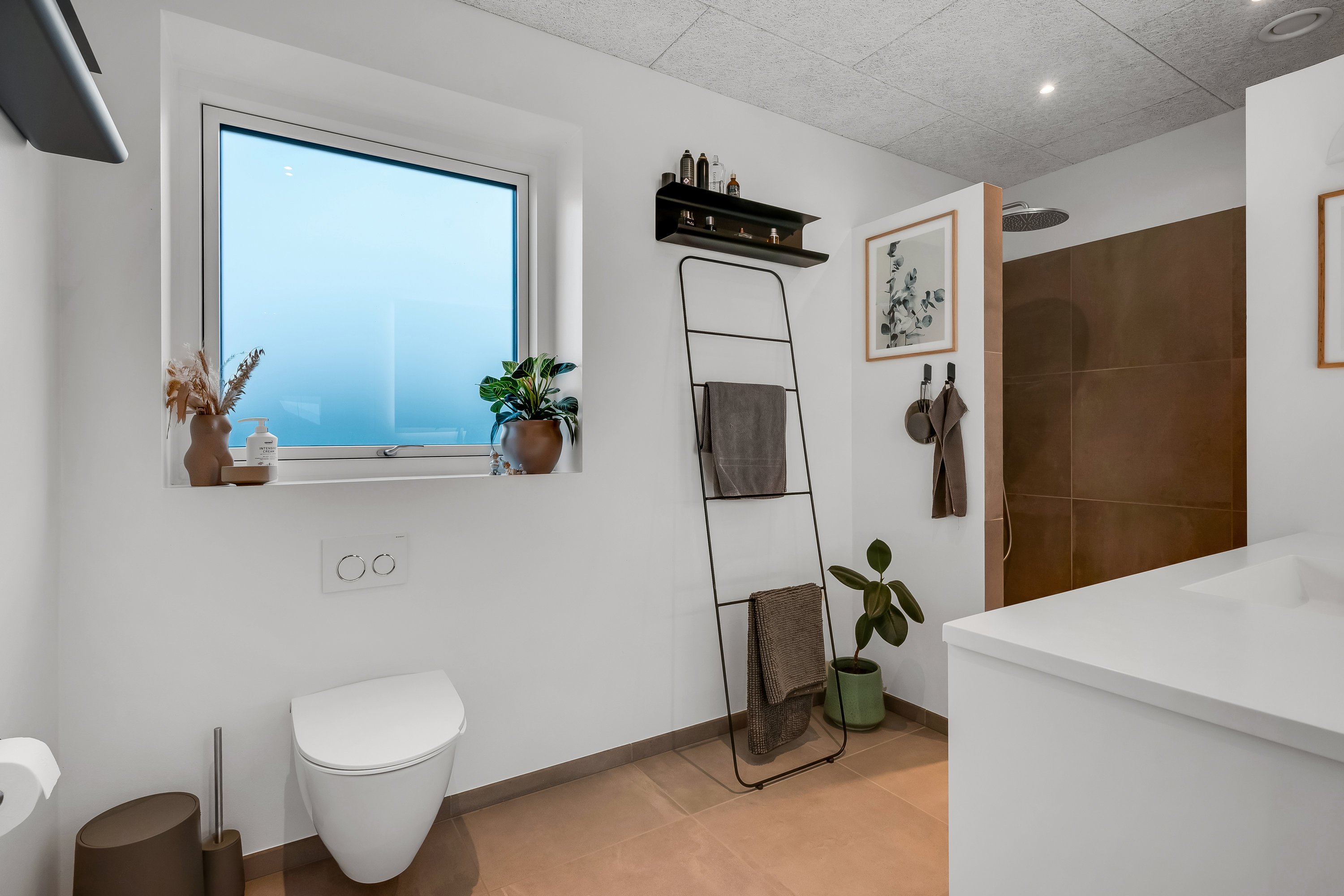 Fremhævet badeværelse billede i fuldskærmstilstand. Billede af Hvalfisken 67, Mejrup, 7500 Holstebro