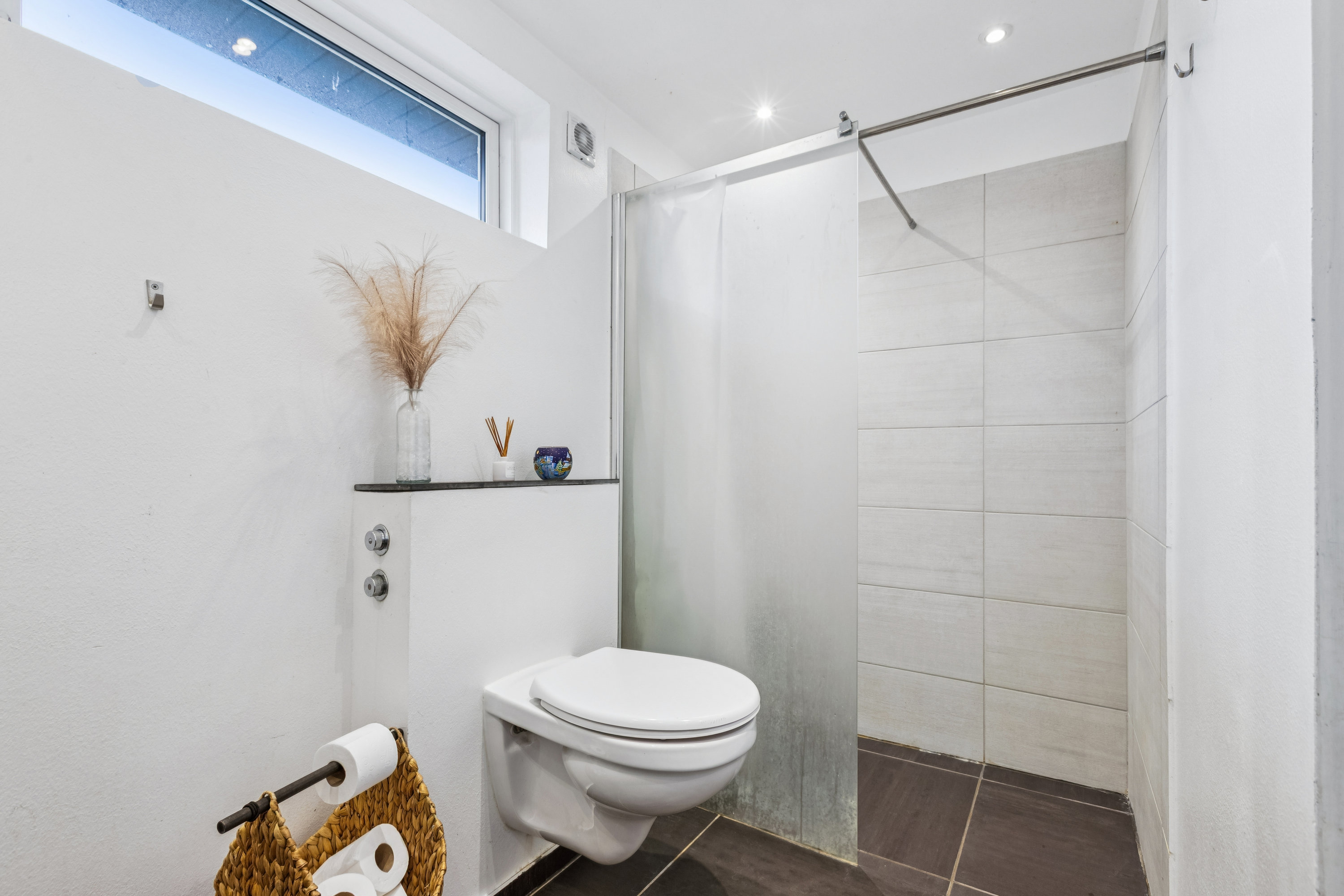 Fremhævet badeværelse billede i fuldskærmstilstand. Billede af Sønderholm Alle 29, 2770 Kastrup