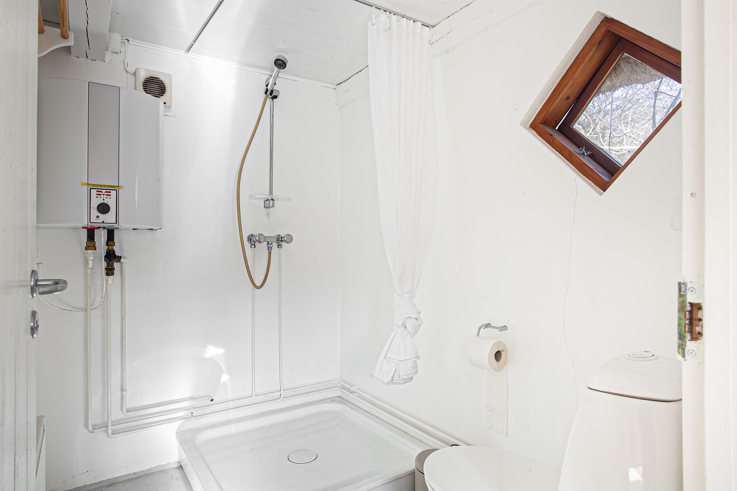 Fremhævet badeværelse billede i fuldskærmstilstand. Billede af Gårdenes Vej 1, Vesterø, 9940 Læsø