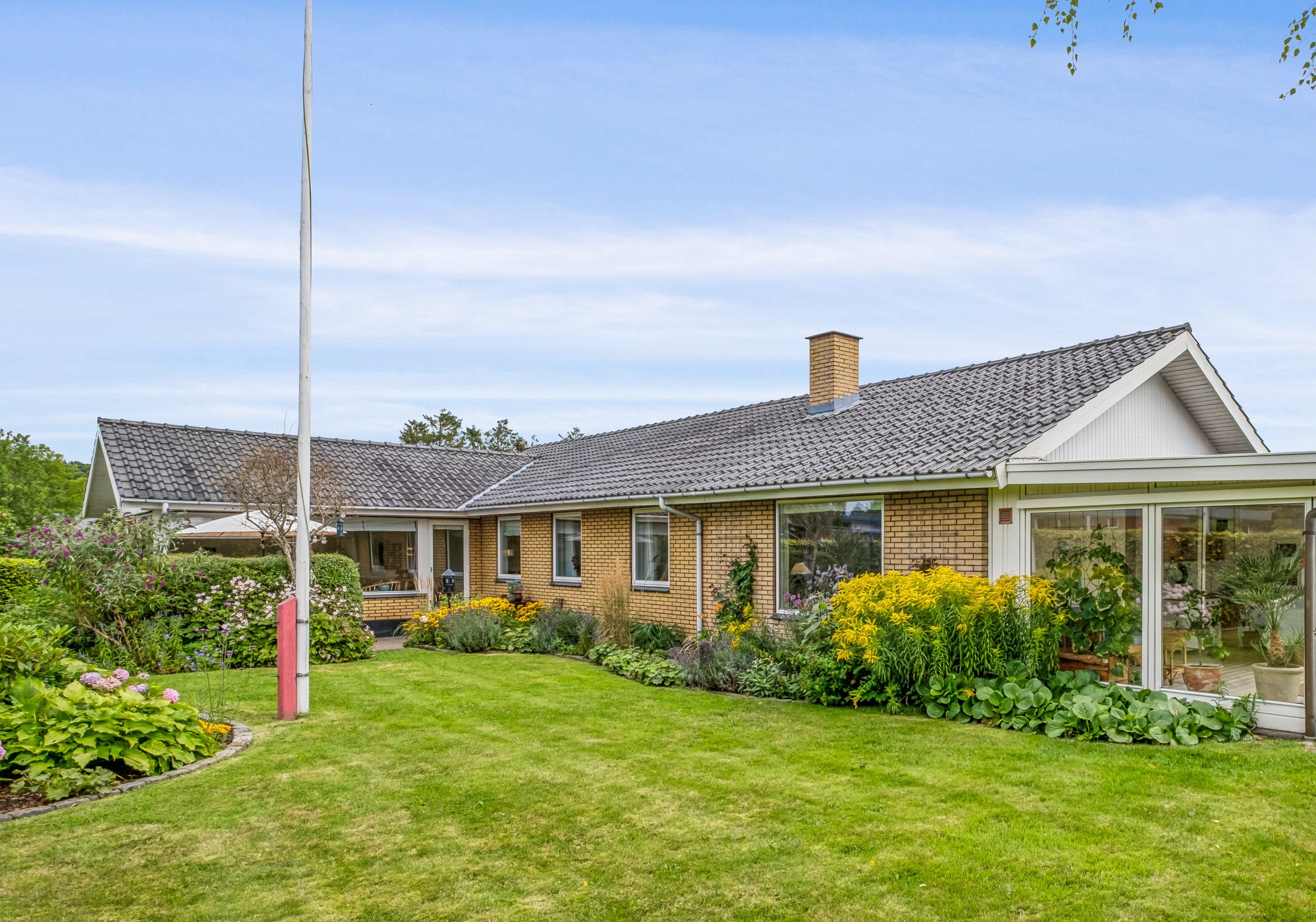 Villa: Ejendommen set fra haven på Præstevænget 10, 8732 Hovedgård