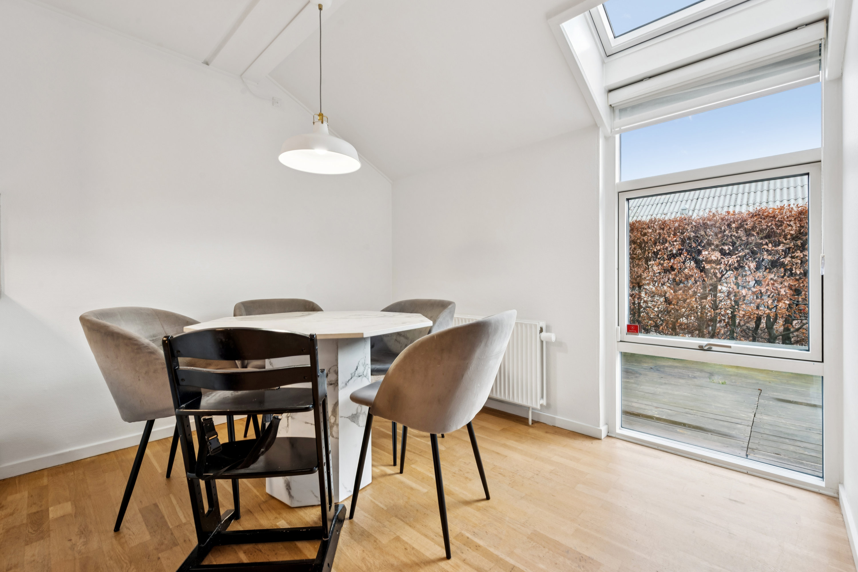 Fremhævet stue billede i fuldskærmstilstand. Billede af Syrenhegnet 70, Høje Taastrup, 2630 Taastrup