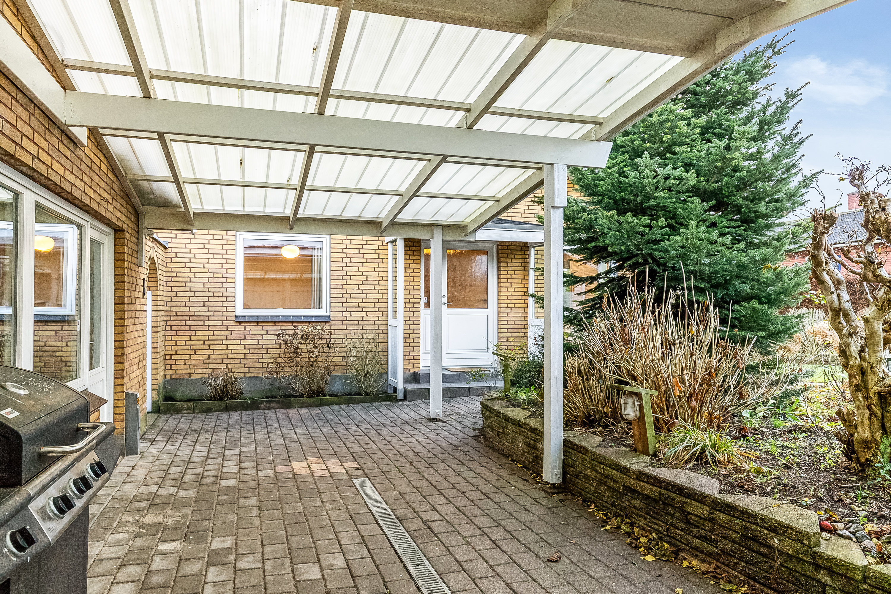 Fremhævet overdækket terrasse billede i fuldskærmstilstand. Billede af Aakjærvænget 10, 7100 Vejle