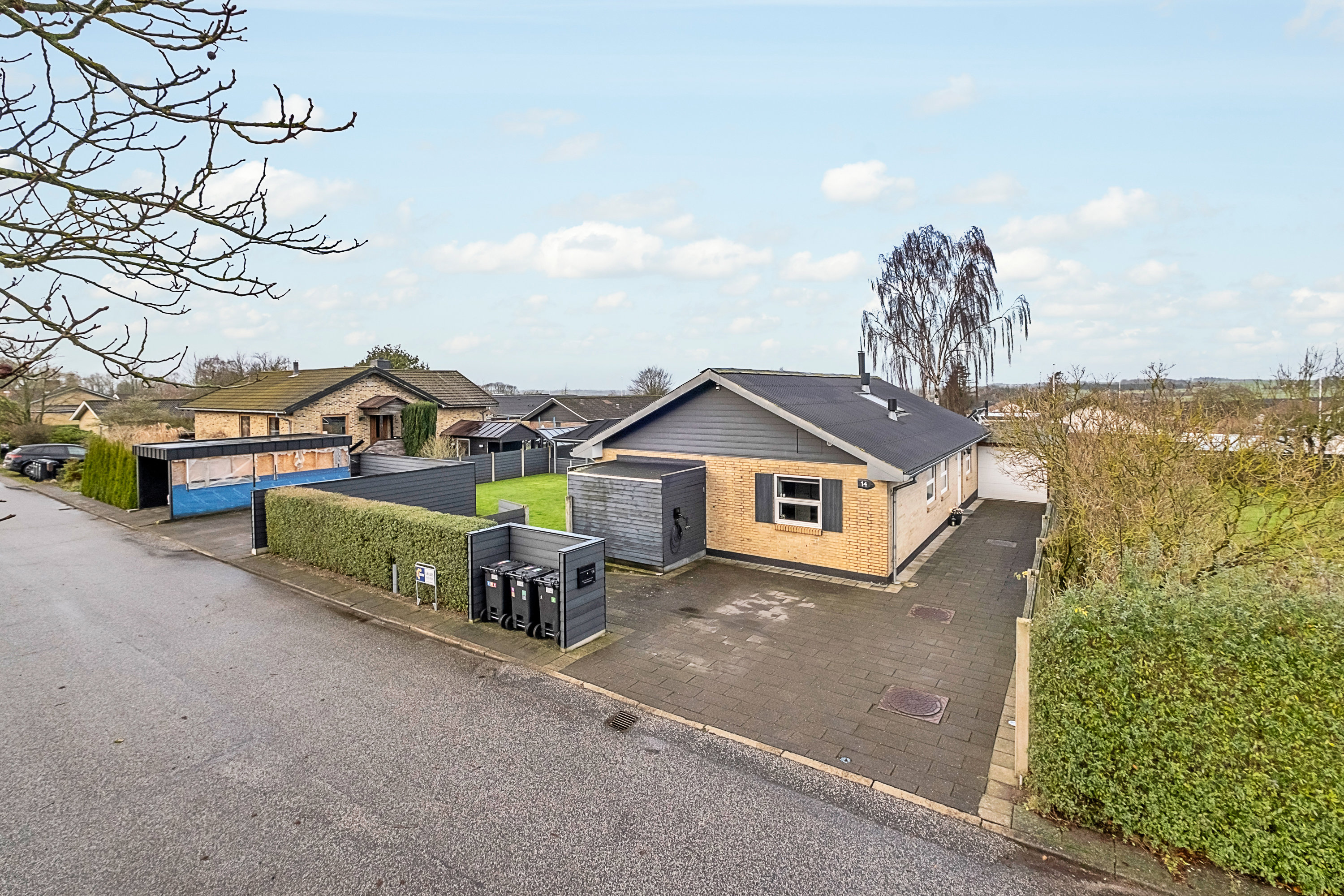 Fremhævet facade billede i fuldskærmstilstand. Billede af Trojavej 14, Hårup, 8530 Hjortshøj