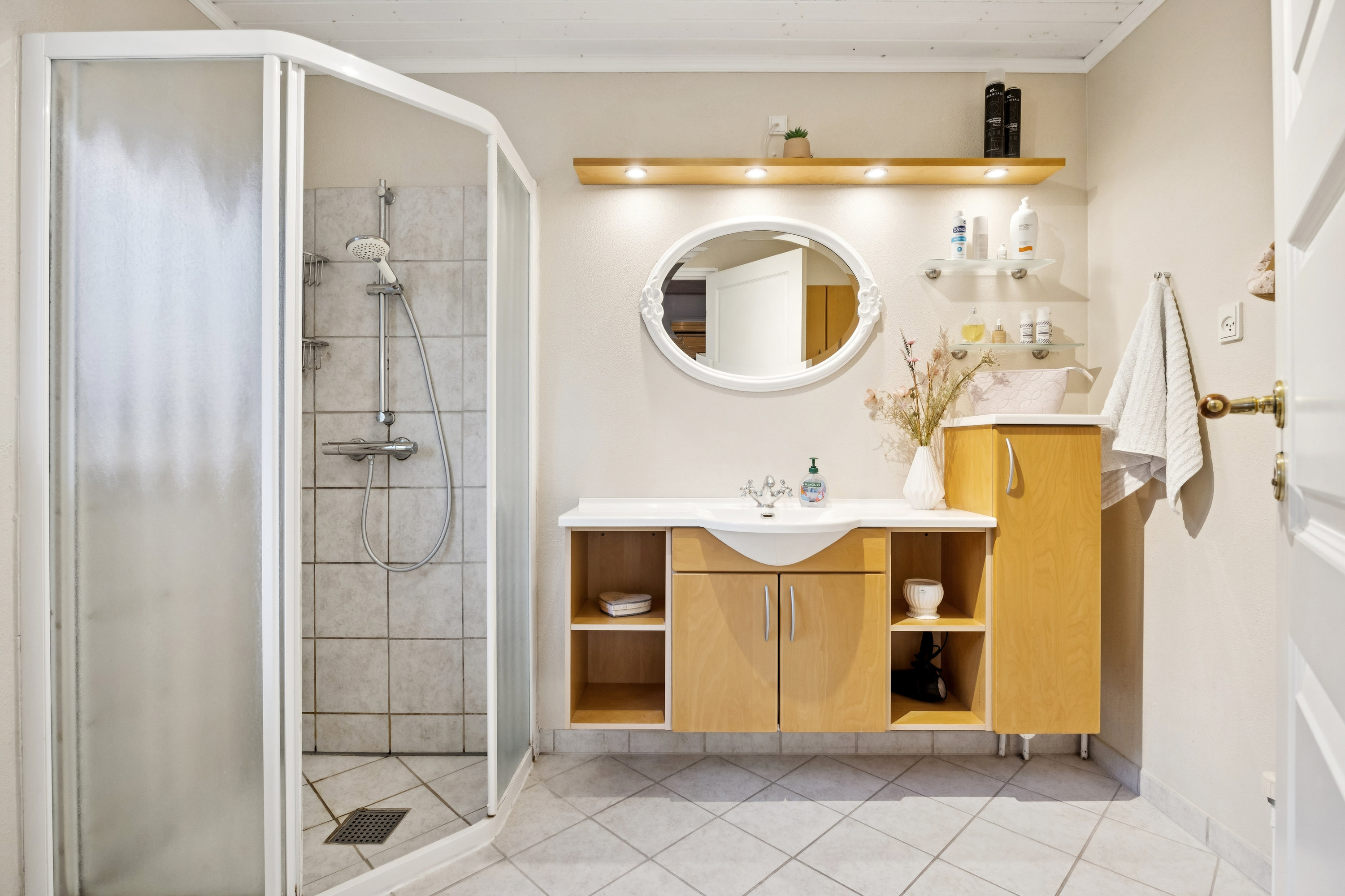 Fremhævet badeværelse billede i fuldskærmstilstand. Billede af Kløvervej 46, 4270 Høng