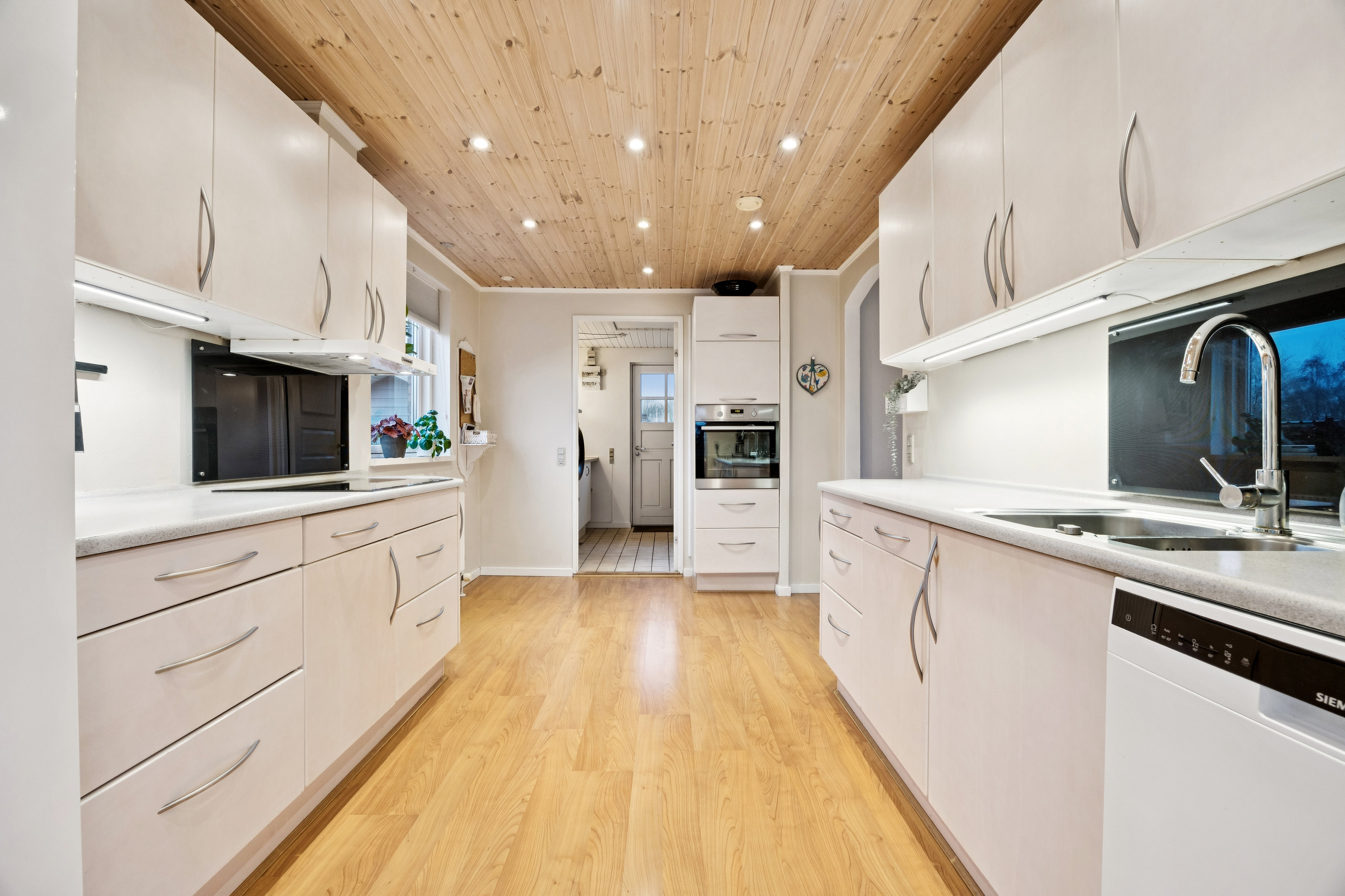 Fremhævet køkken billede i fuldskærmstilstand. Billede af Kløvervej 46, 4270 Høng