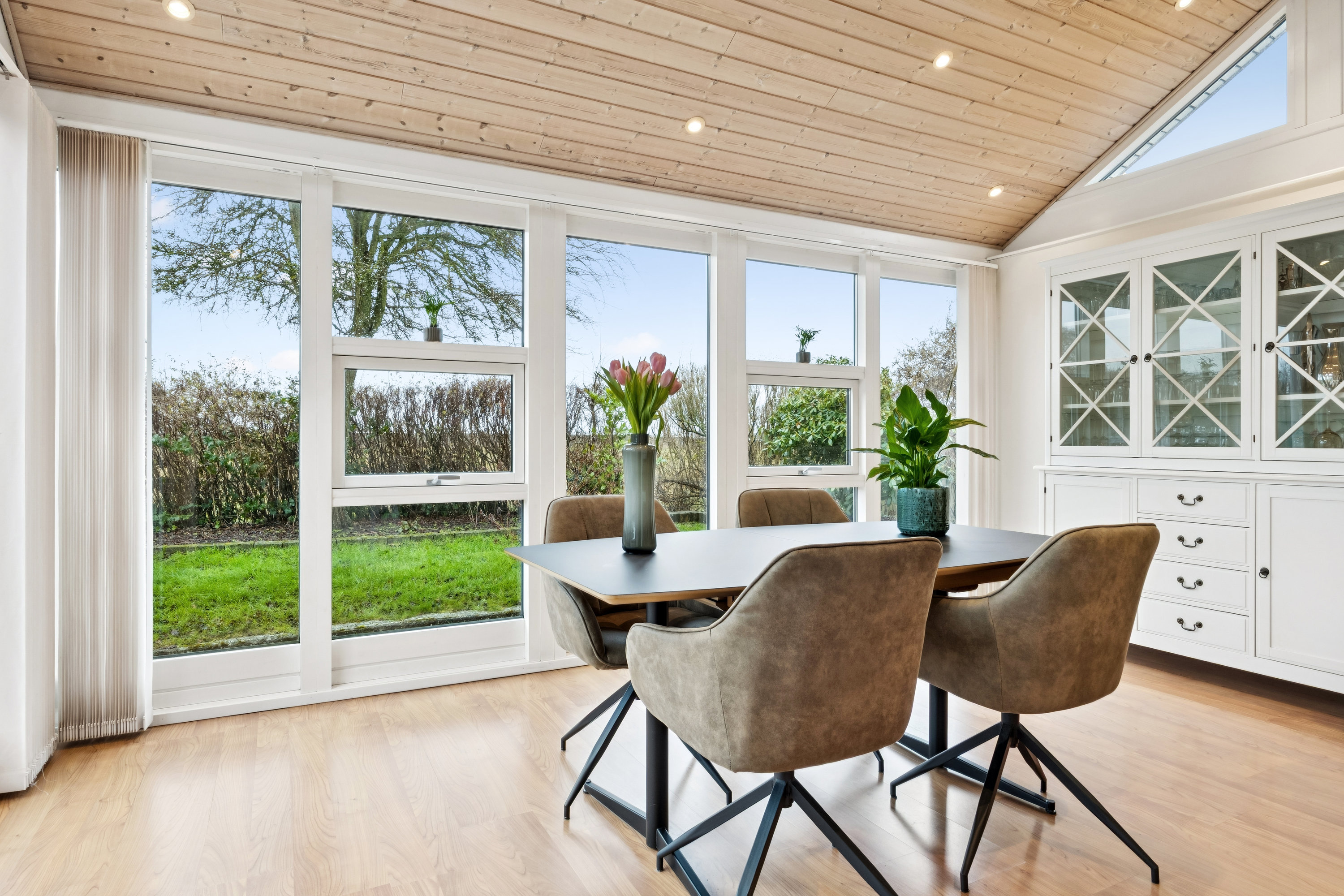 Fremhævet stue billede i fuldskærmstilstand. Billede af Kløvervej 46, 4270 Høng