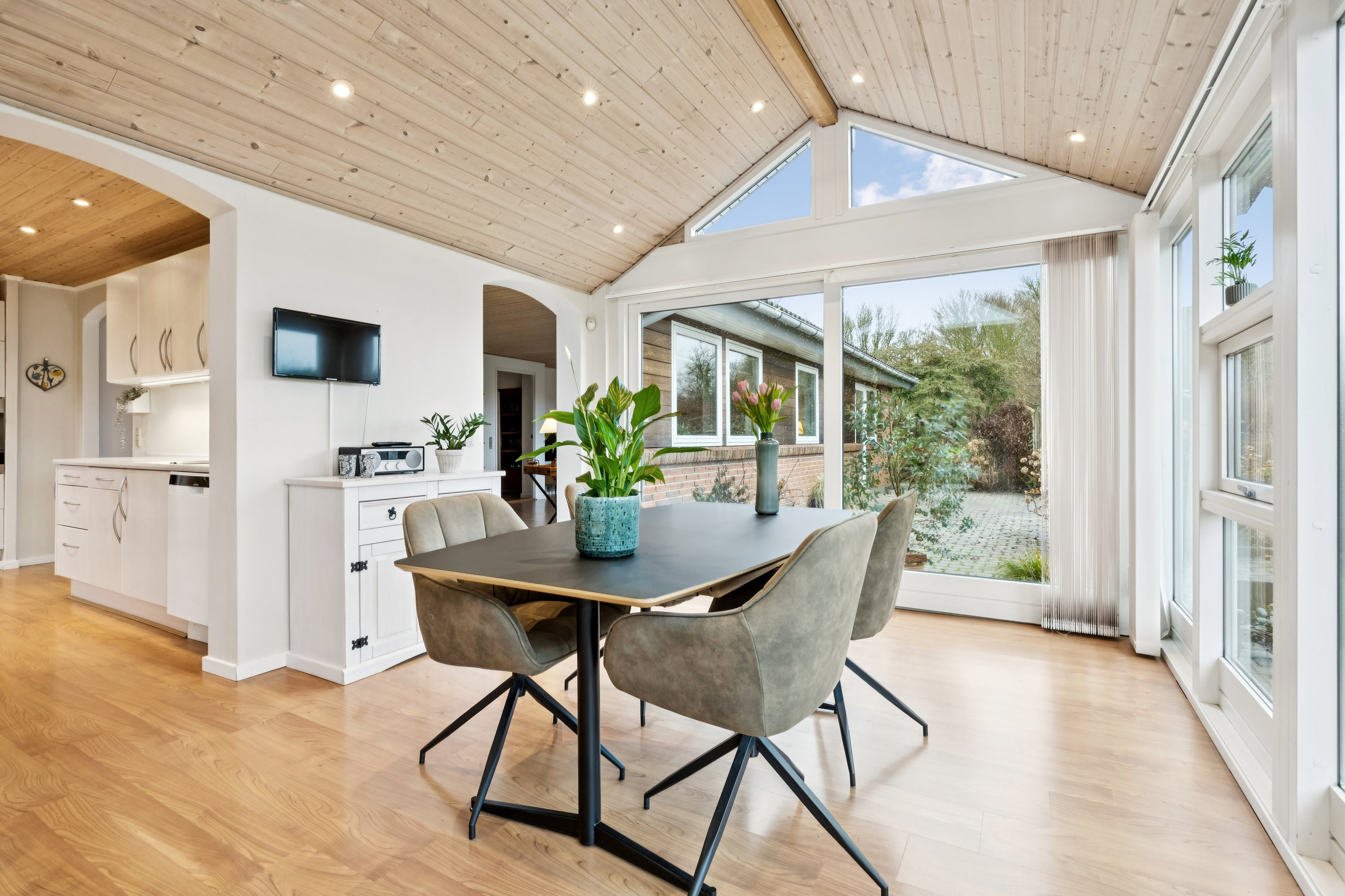 Fremhævet stue billede i fuldskærmstilstand. Billede af Kløvervej 46, 4270 Høng