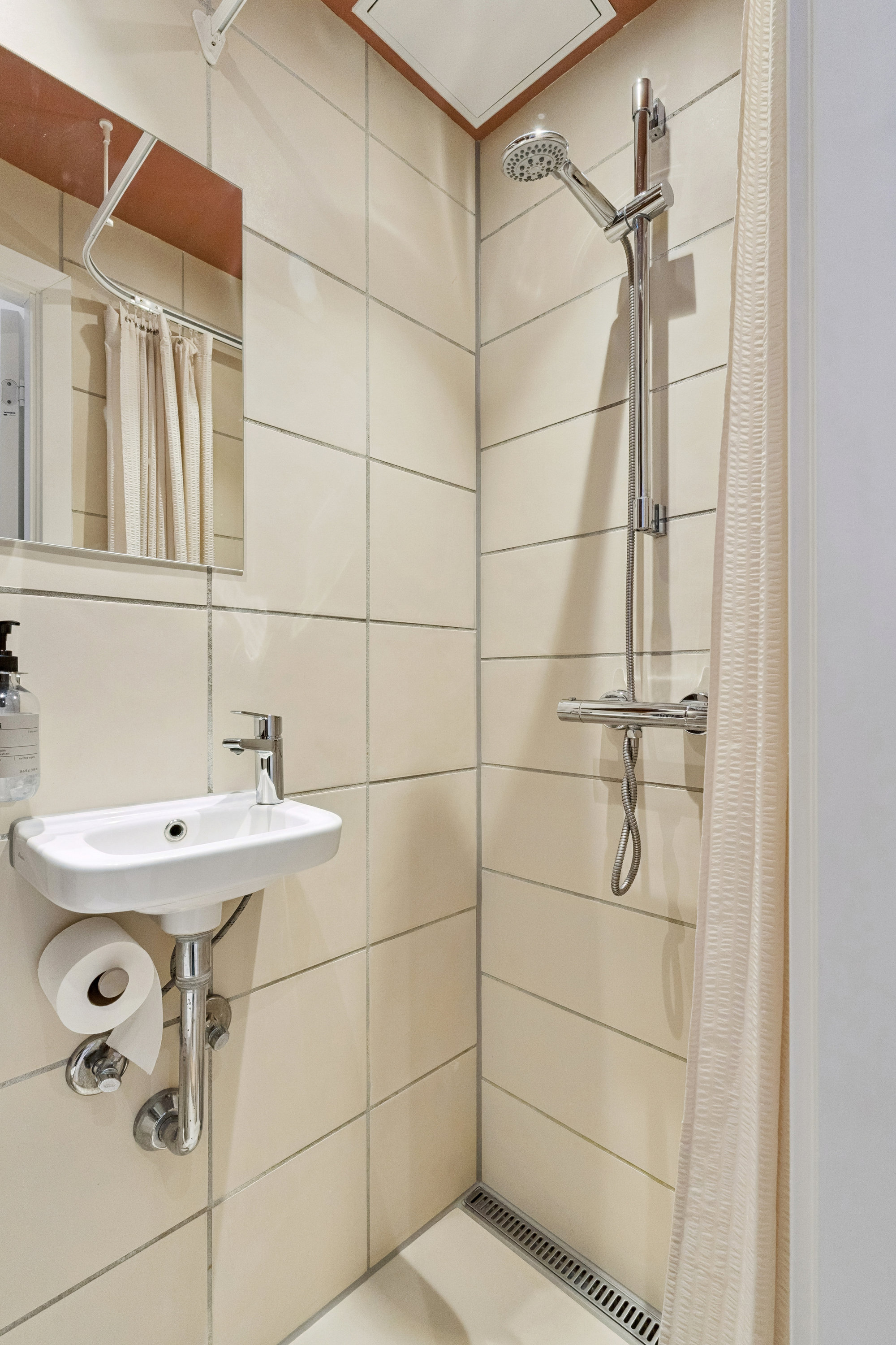 Fremhævet badeværelse billede i fuldskærmstilstand. Billede af Farumgade 7, 4. tv., 2200 København N