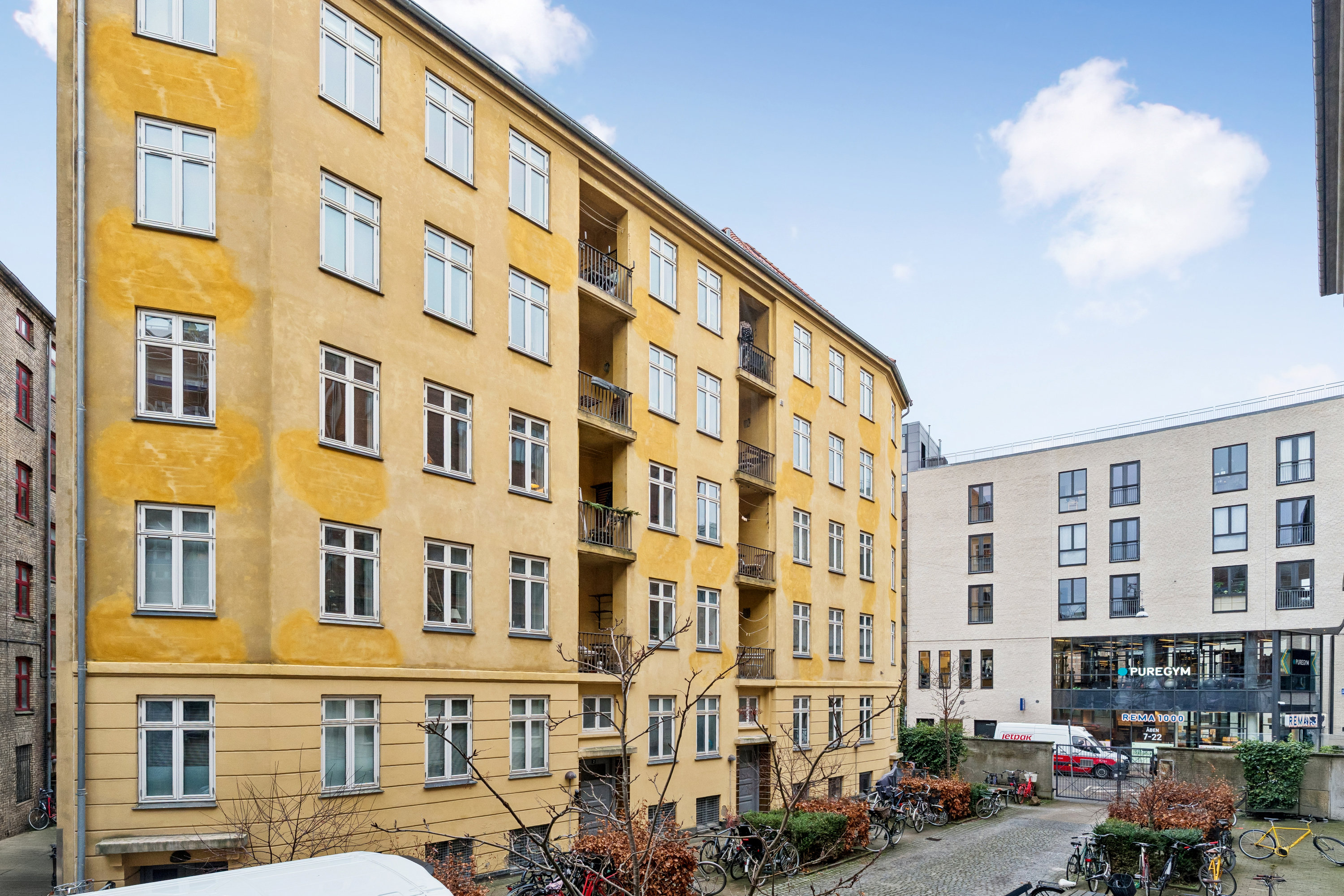 Fremhævet andet billede i fuldskærmstilstand. Billede af Farumgade 7, 4. tv., 2200 København N