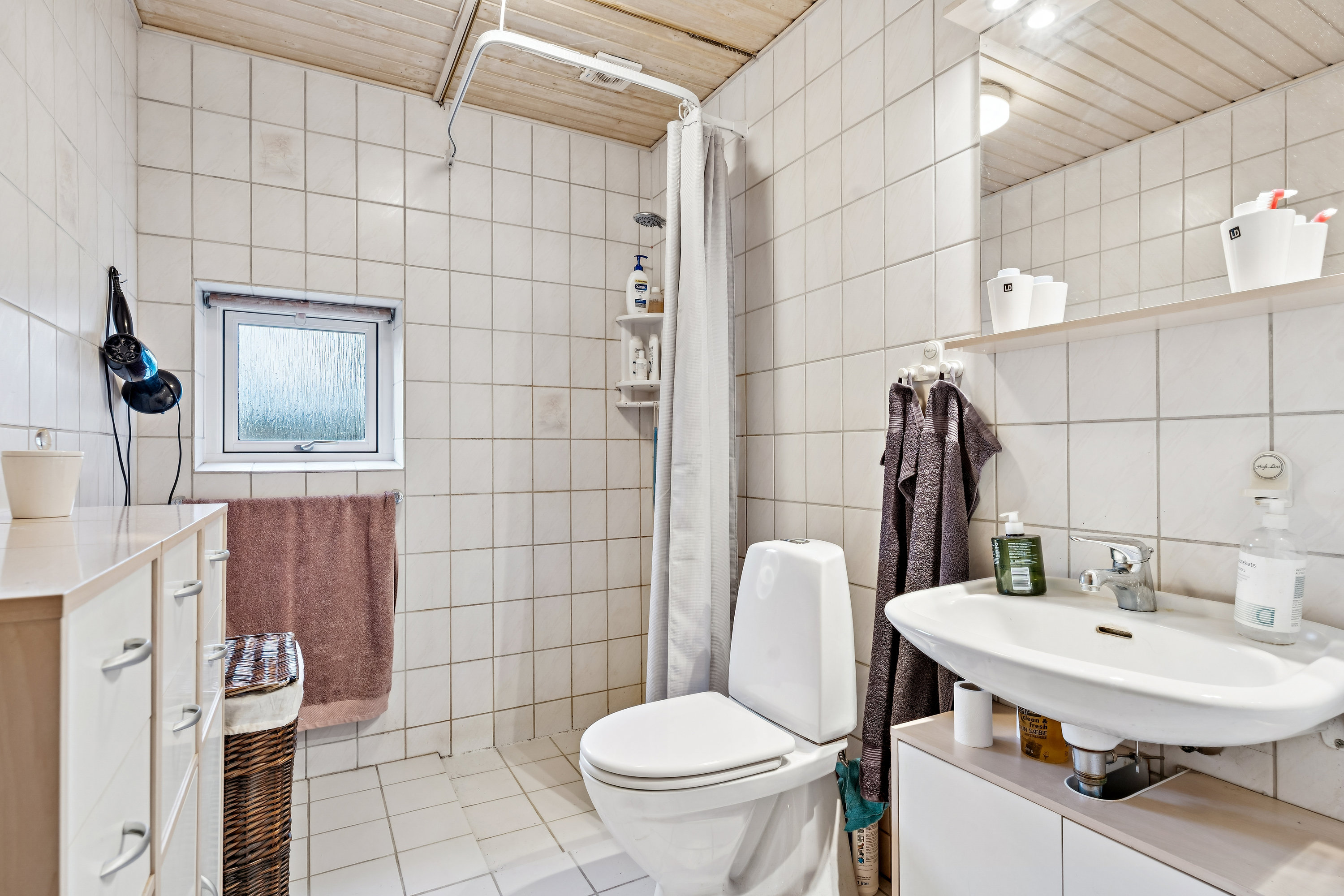 Fremhævet badeværelse billede i fuldskærmstilstand. Billede af Bøgelunden 13, 8722 Hedensted