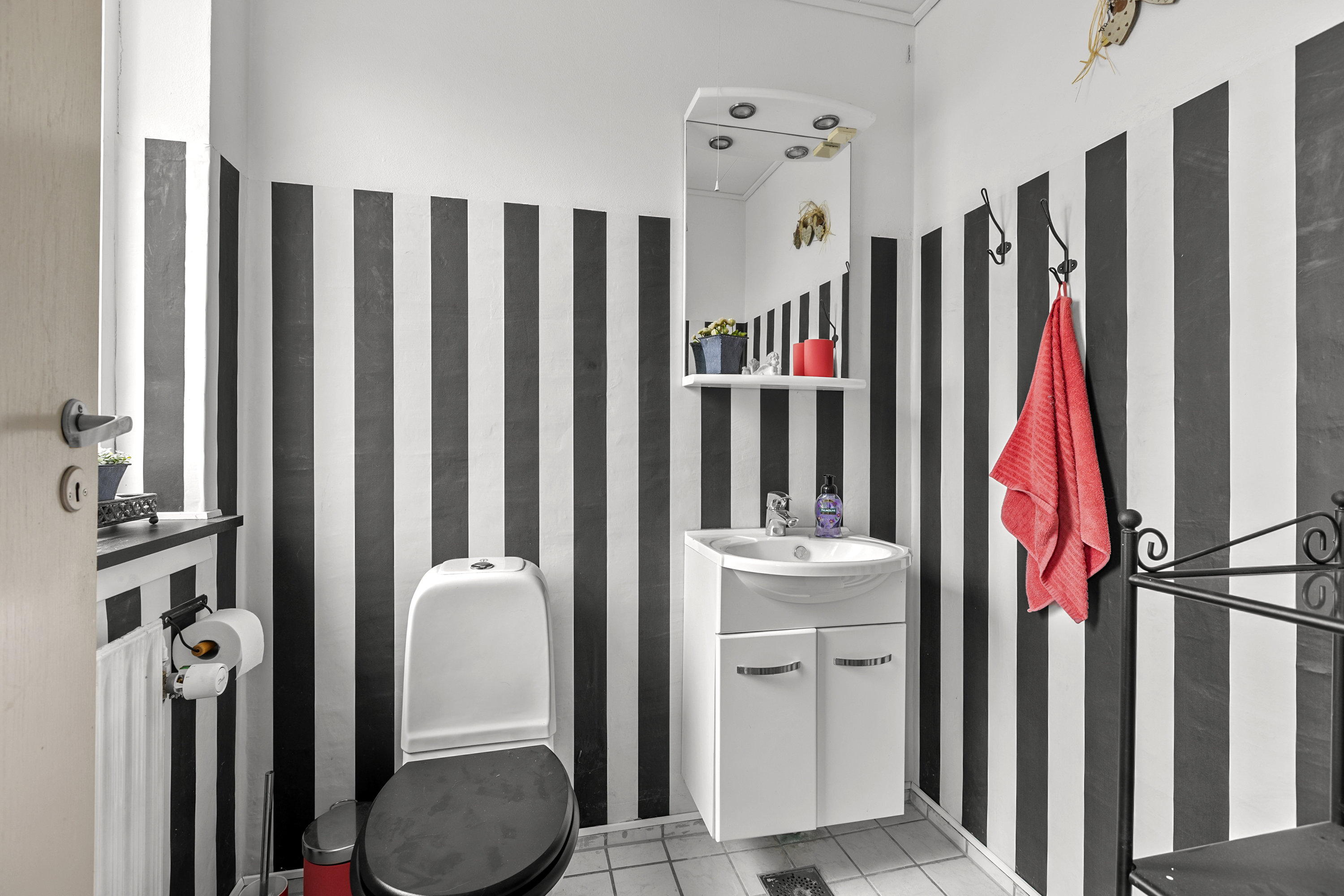 Fremhævet toilet billede i fuldskærmstilstand. Billede af Gravestykket 1, Havrebjerg, 4200 Slagelse