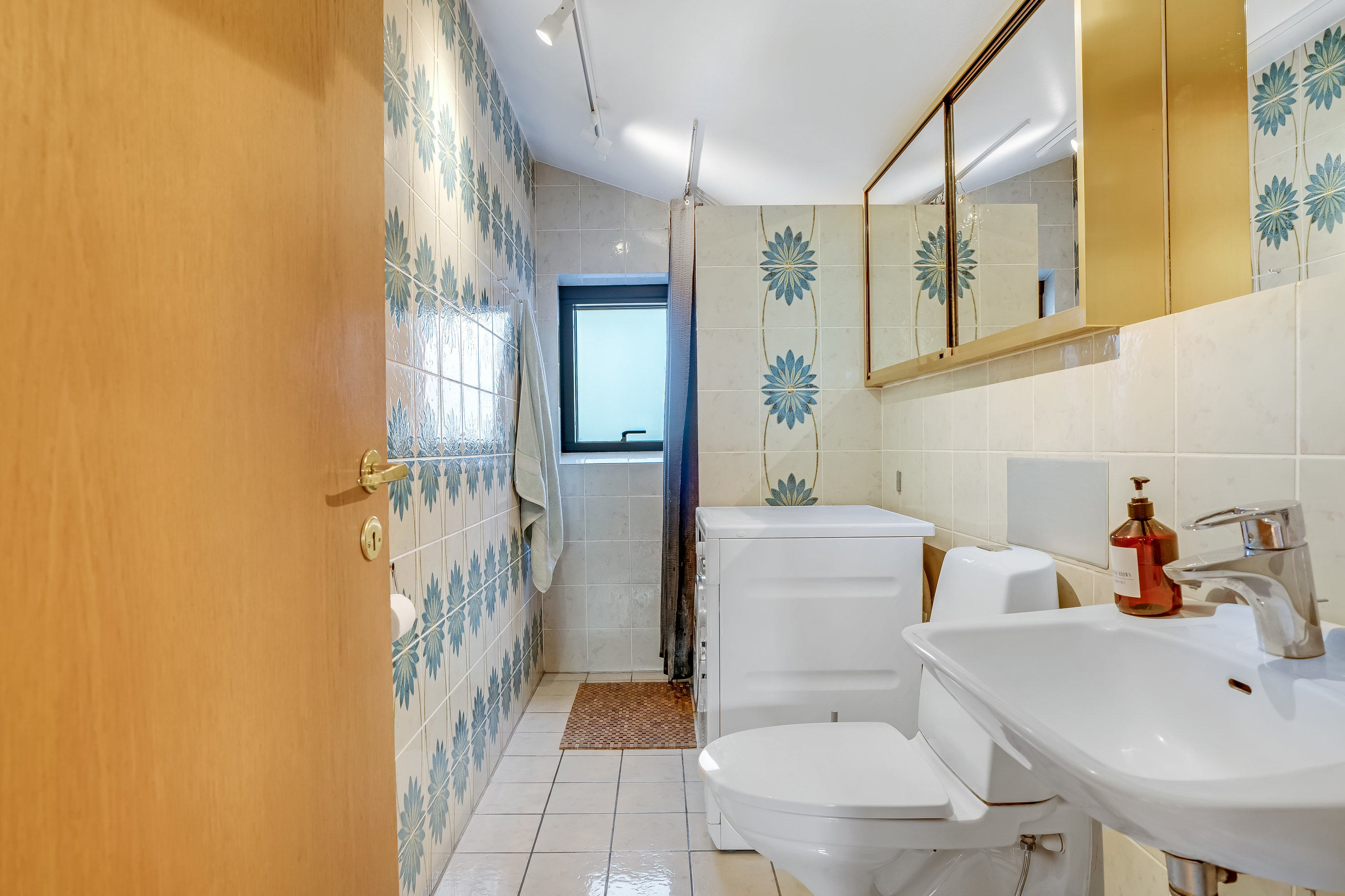 Fremhævet badeværelse billede i fuldskærmstilstand. Billede af I.H.Mundts Vej 26, 2830 Virum