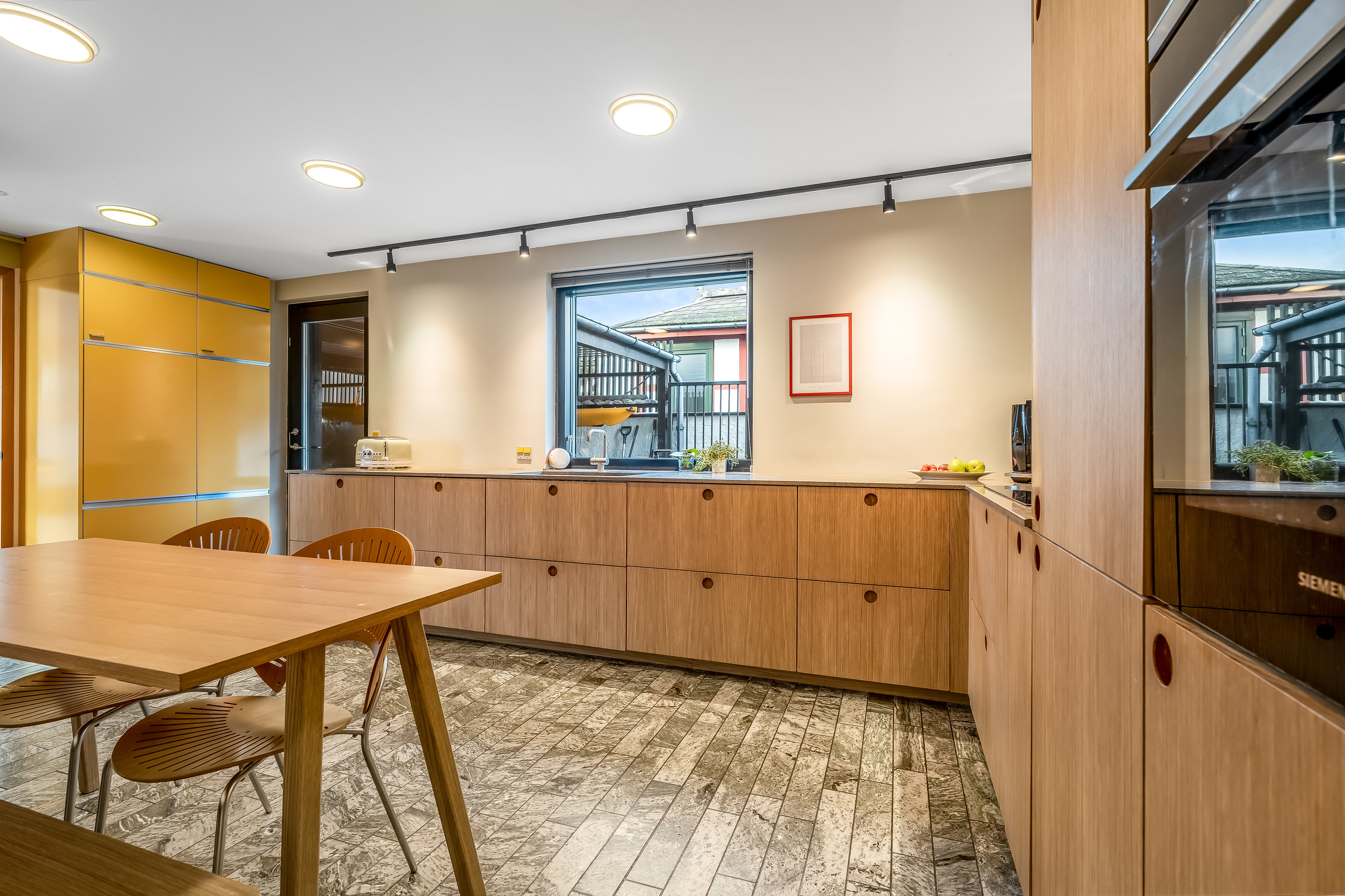 Fremhævet køkken billede i fuldskærmstilstand. Billede af I.H.Mundts Vej 26, 2830 Virum