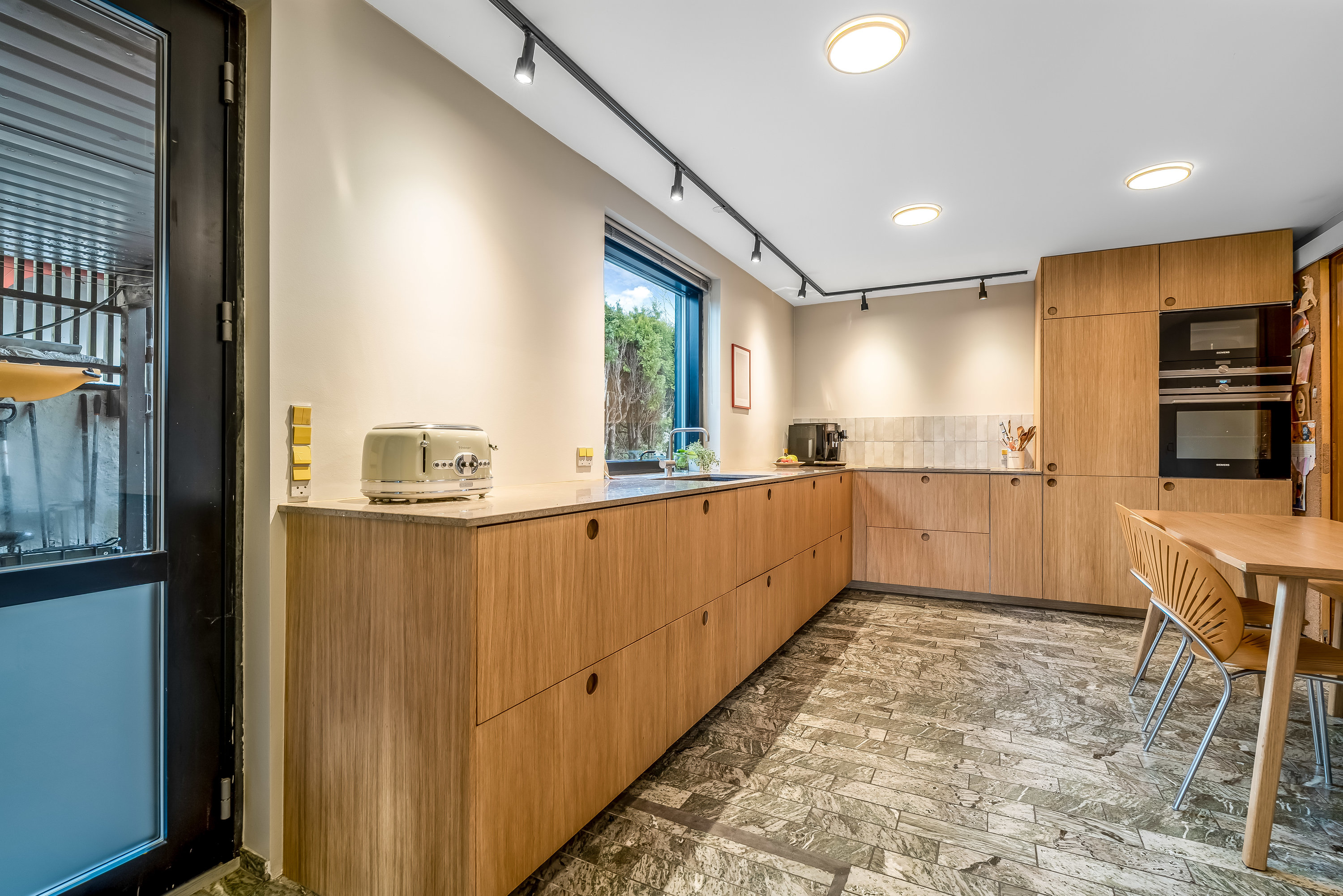 Fremhævet køkken billede i fuldskærmstilstand. Billede af I.H.Mundts Vej 26, 2830 Virum