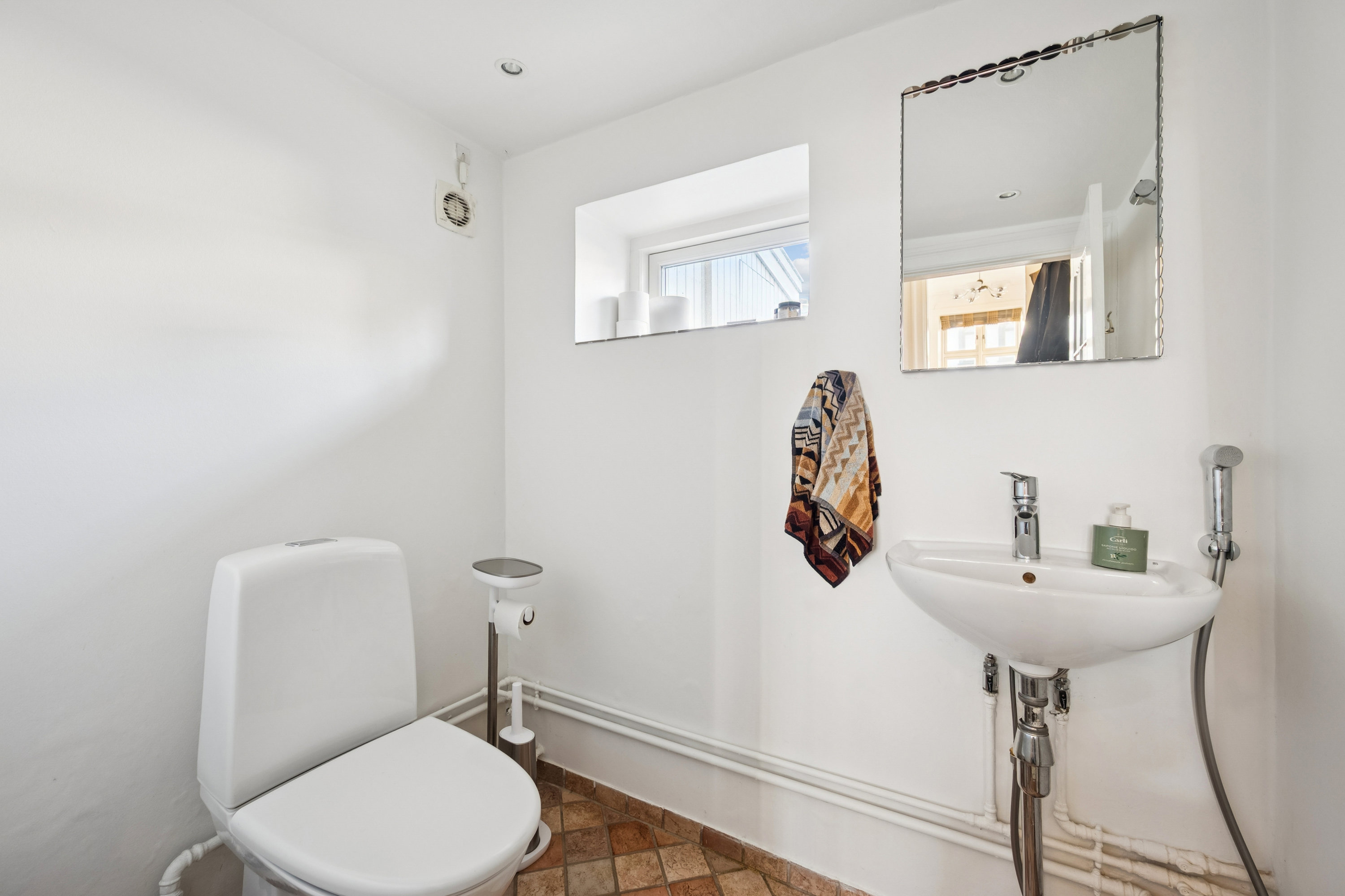 Fremhævet badeværelse billede i fuldskærmstilstand. Billede af Enighedsvej 20, 2920 Charlottenlund