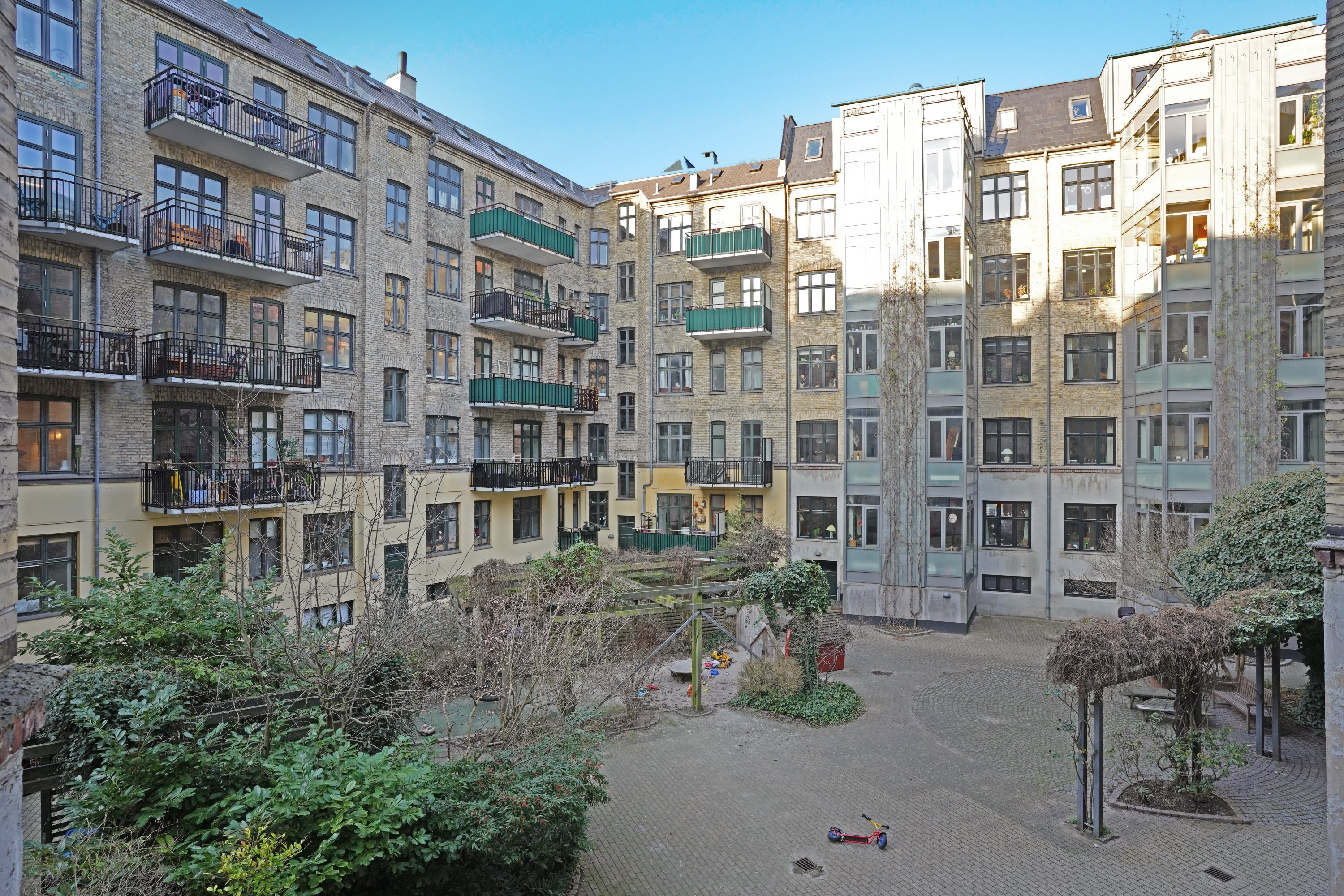 Fremhævet gårdmiljø billede i fuldskærmstilstand. Billede af Laurids Skaus Gade 7, 1. th., 2200 København N