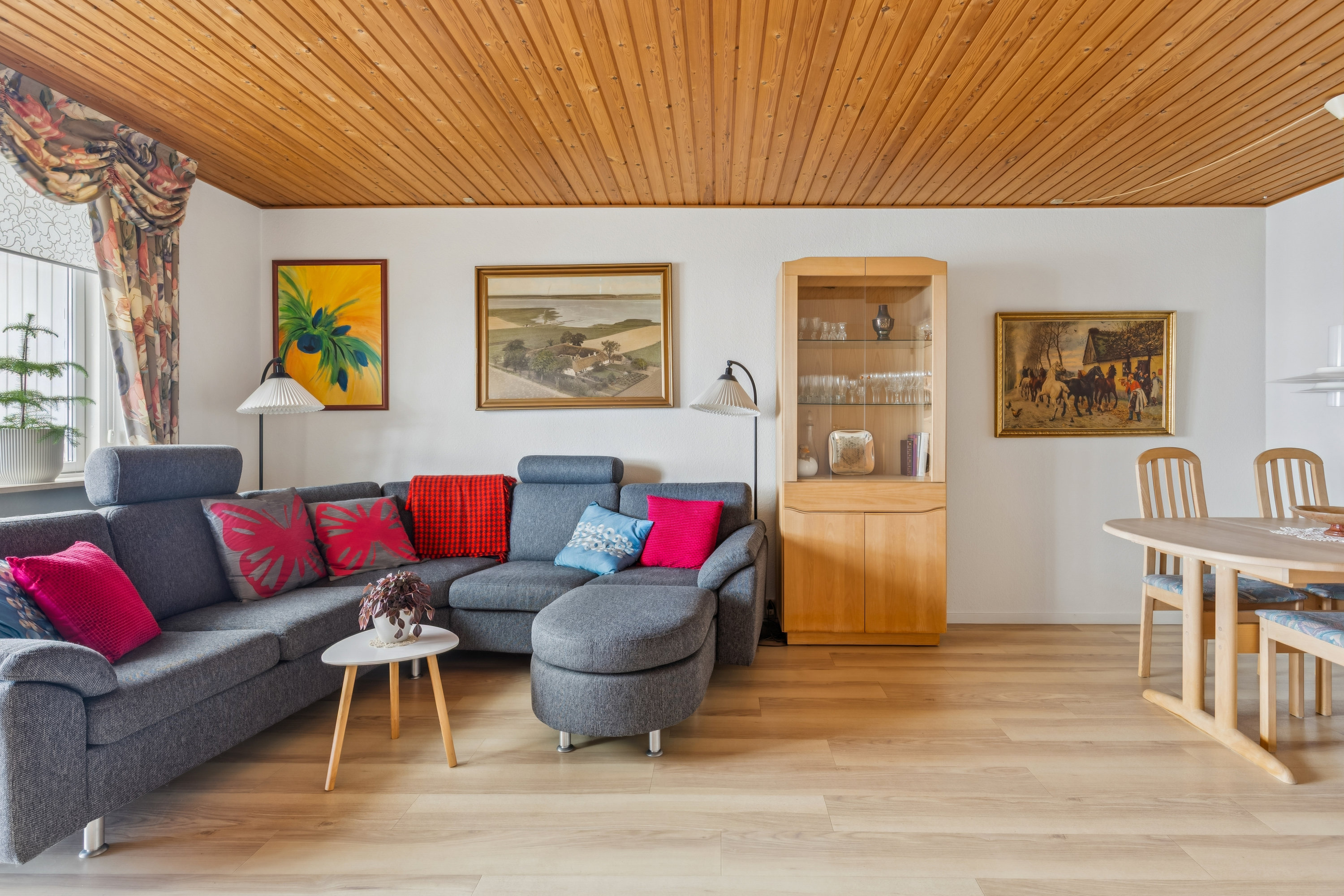 Fremhævet stue billede i fuldskærmstilstand. Billede af Anderuplunden 24, Anderup, 5270 Odense N