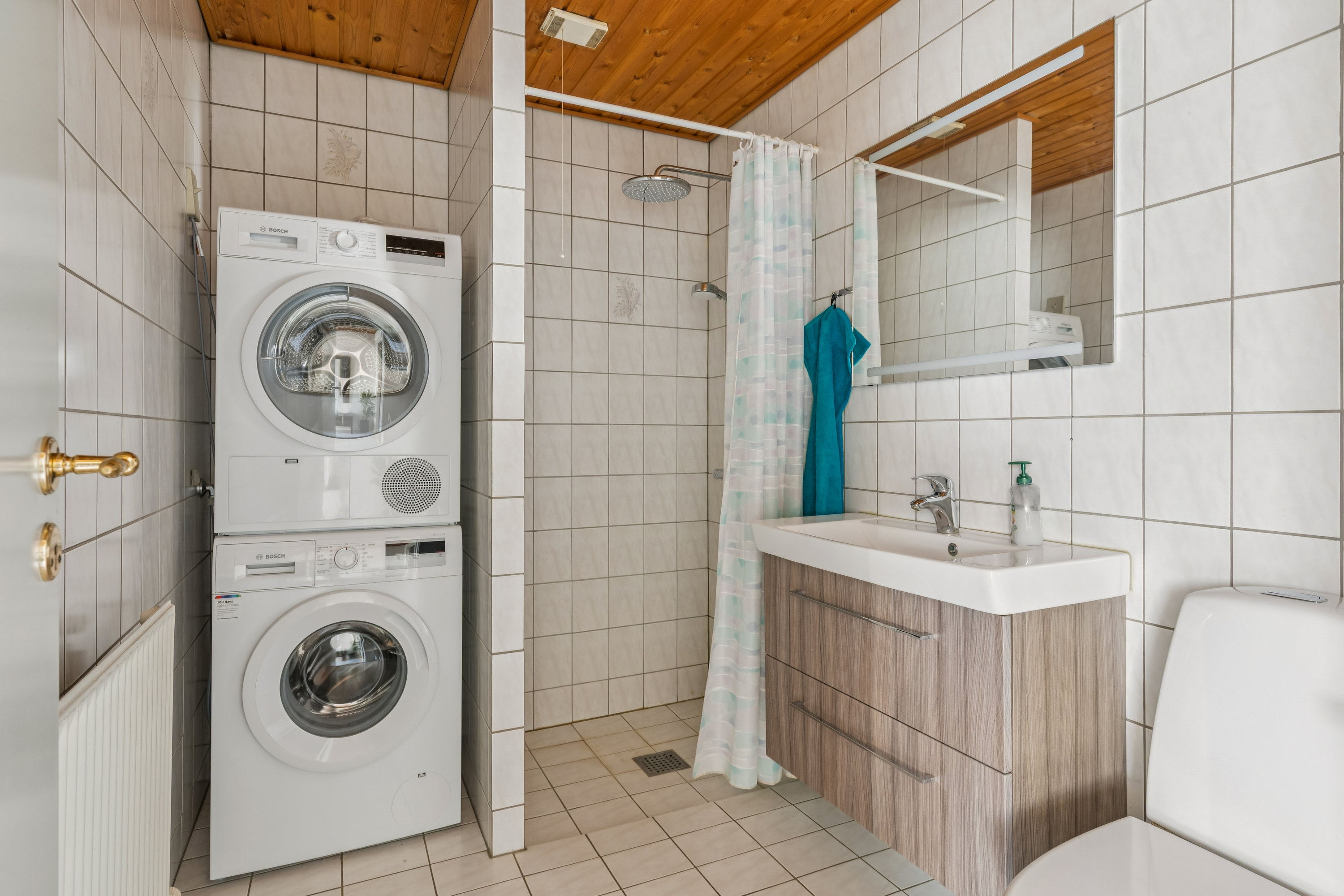 Fremhævet badeværelse billede i fuldskærmstilstand. Billede af Anderuplunden 24, Anderup, 5270 Odense N