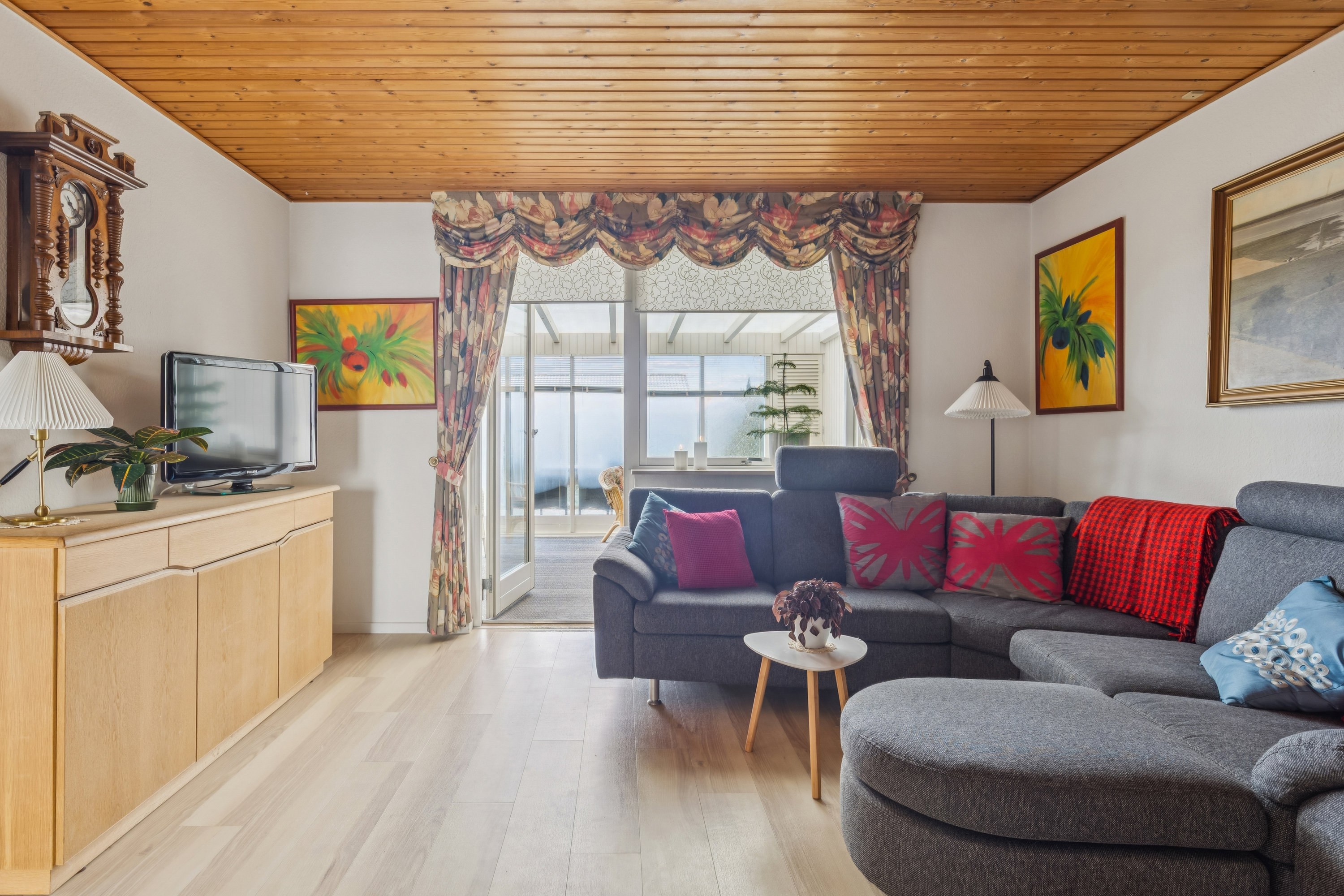 Fremhævet stue billede i fuldskærmstilstand. Billede af Anderuplunden 24, Anderup, 5270 Odense N