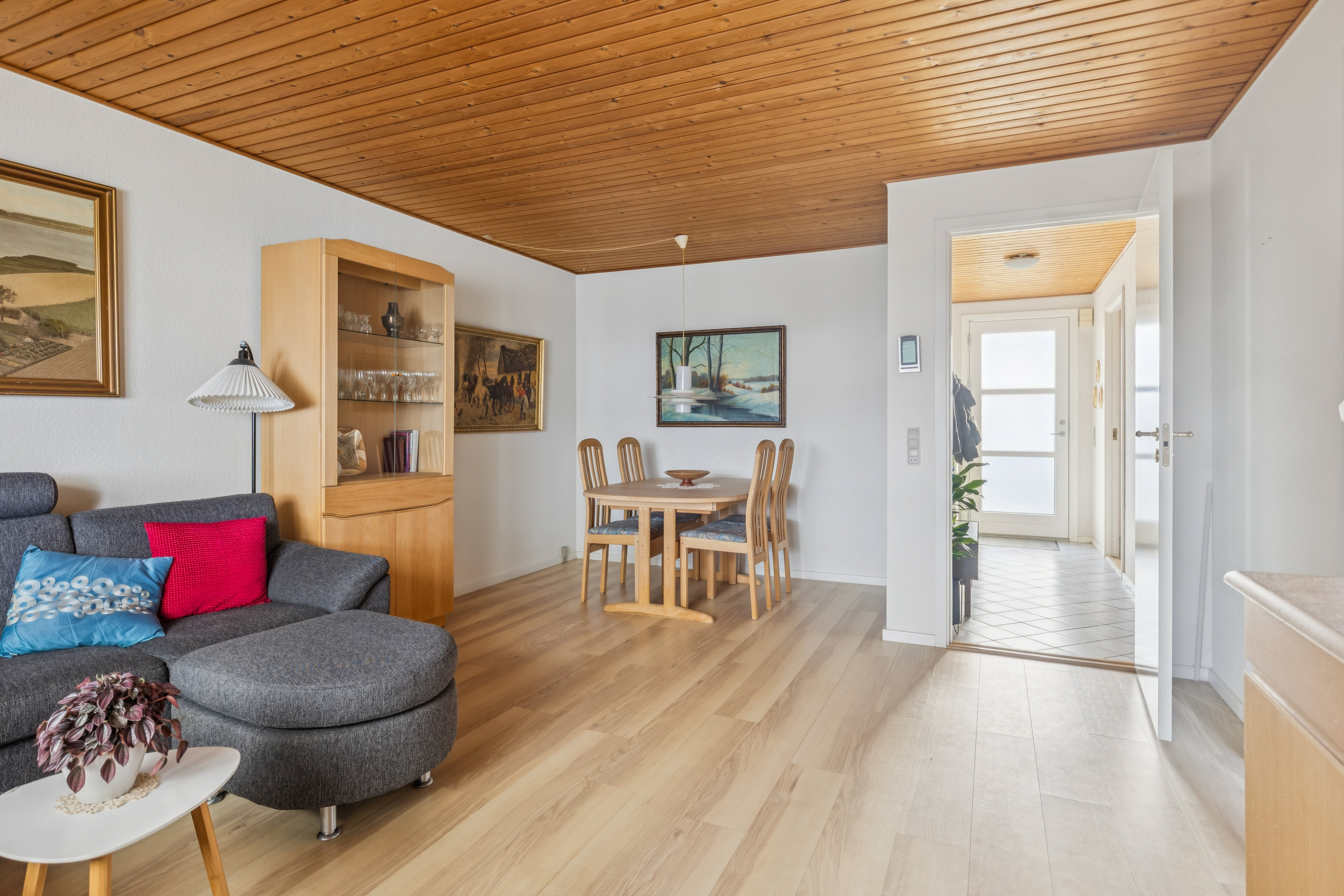 Fremhævet stue billede i fuldskærmstilstand. Billede af Anderuplunden 24, Anderup, 5270 Odense N