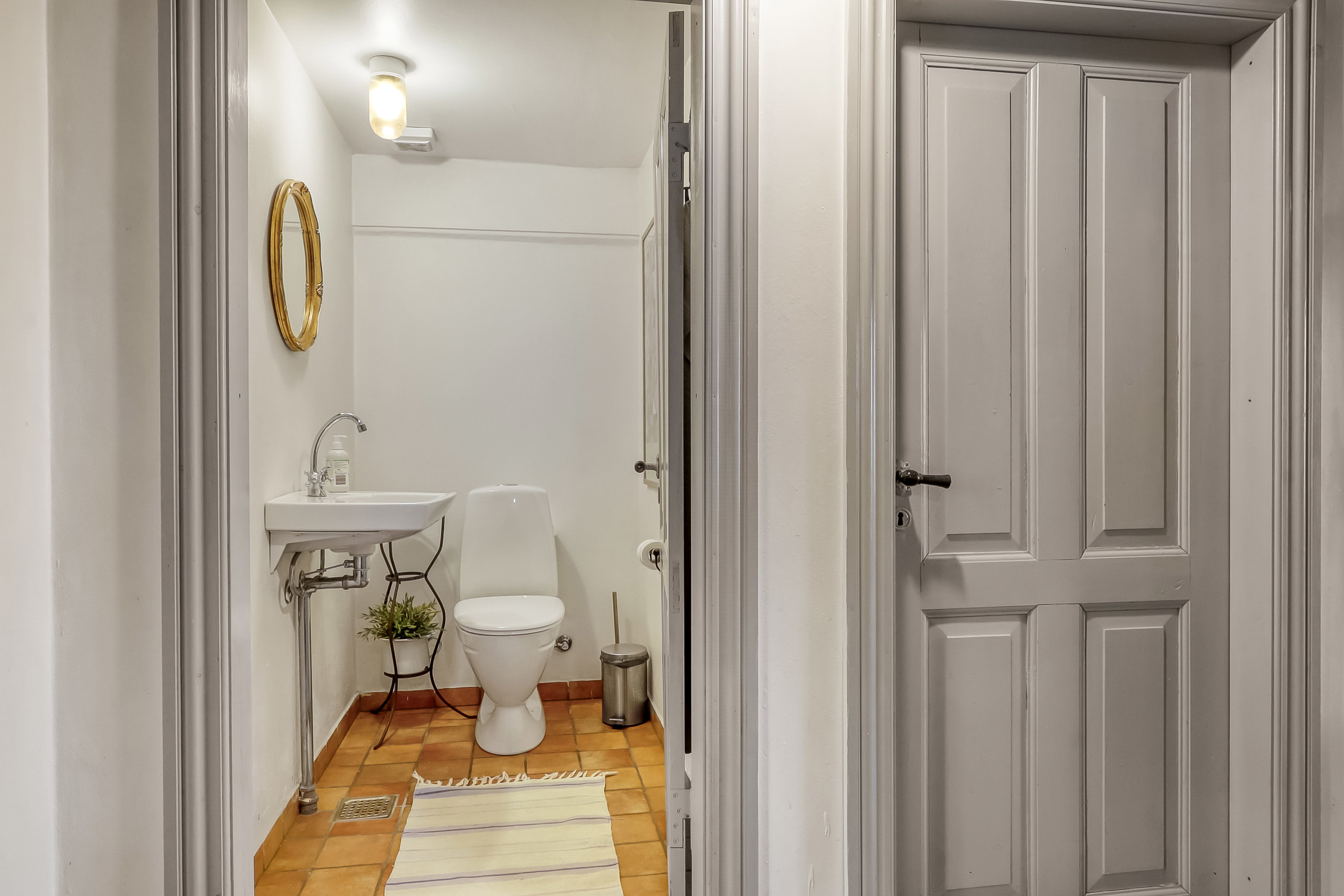 Fremhævet toilet billede i fuldskærmstilstand. Billede af Trousløkkevej 1, 5960 Marstal