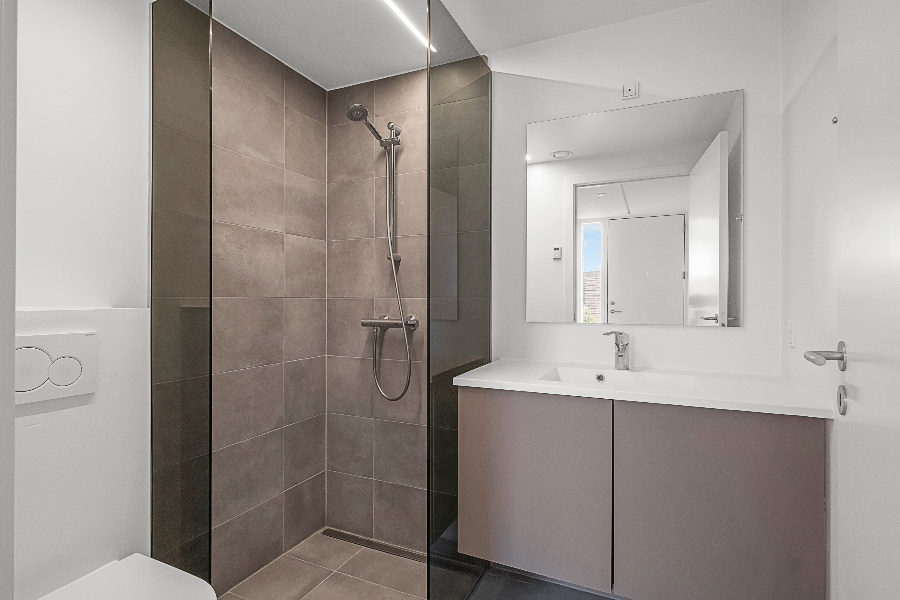 Fremhævet badeværelse billede i fuldskærmstilstand. Billede af Brobjerg Parkvej 86f, 8250 Egå