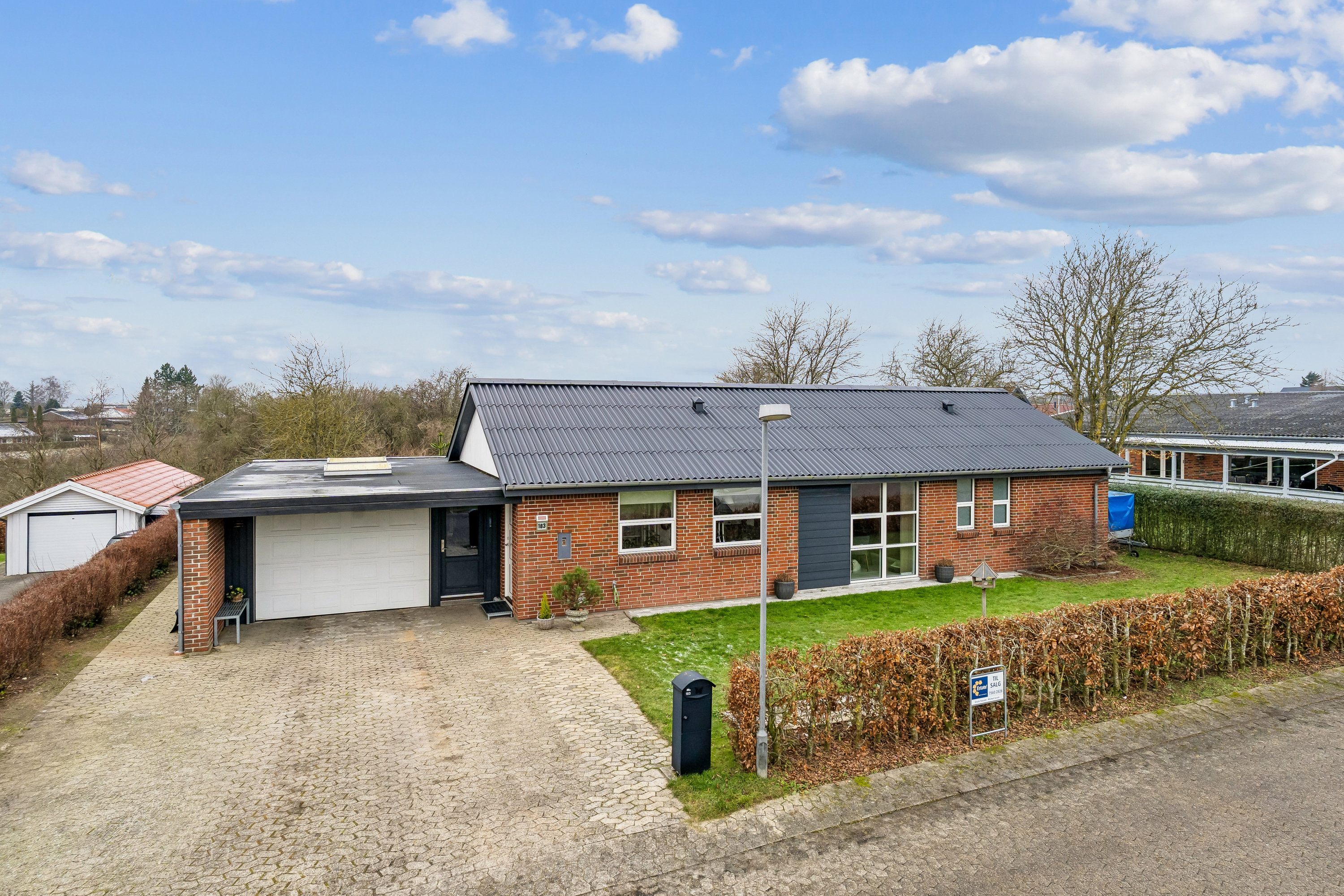 Villa: Set fra vejen på Dalagervej 183, Tyrsted, 8700 Horsens