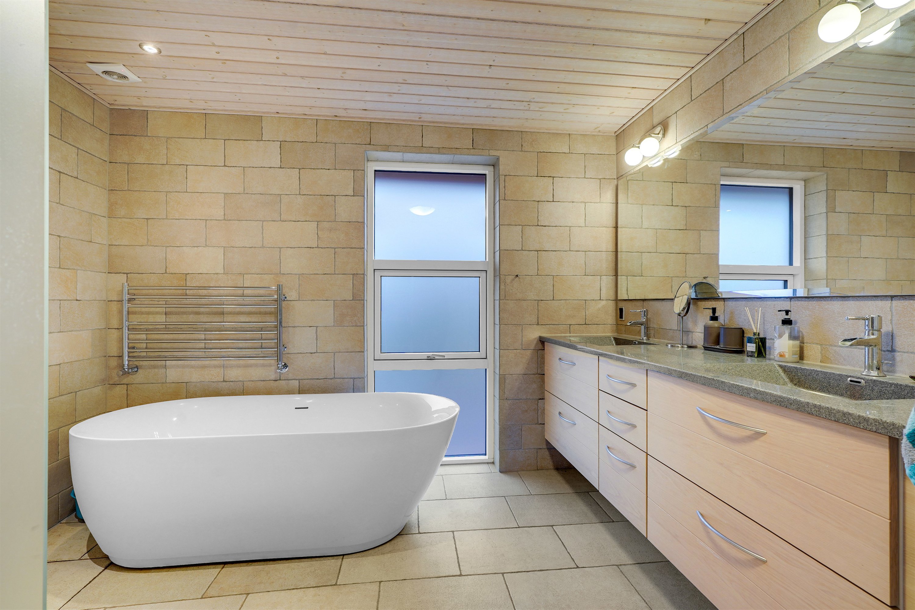 Fremhævet badeværelse billede i fuldskærmstilstand. Billede af Egevænget 406, 7190 Billund