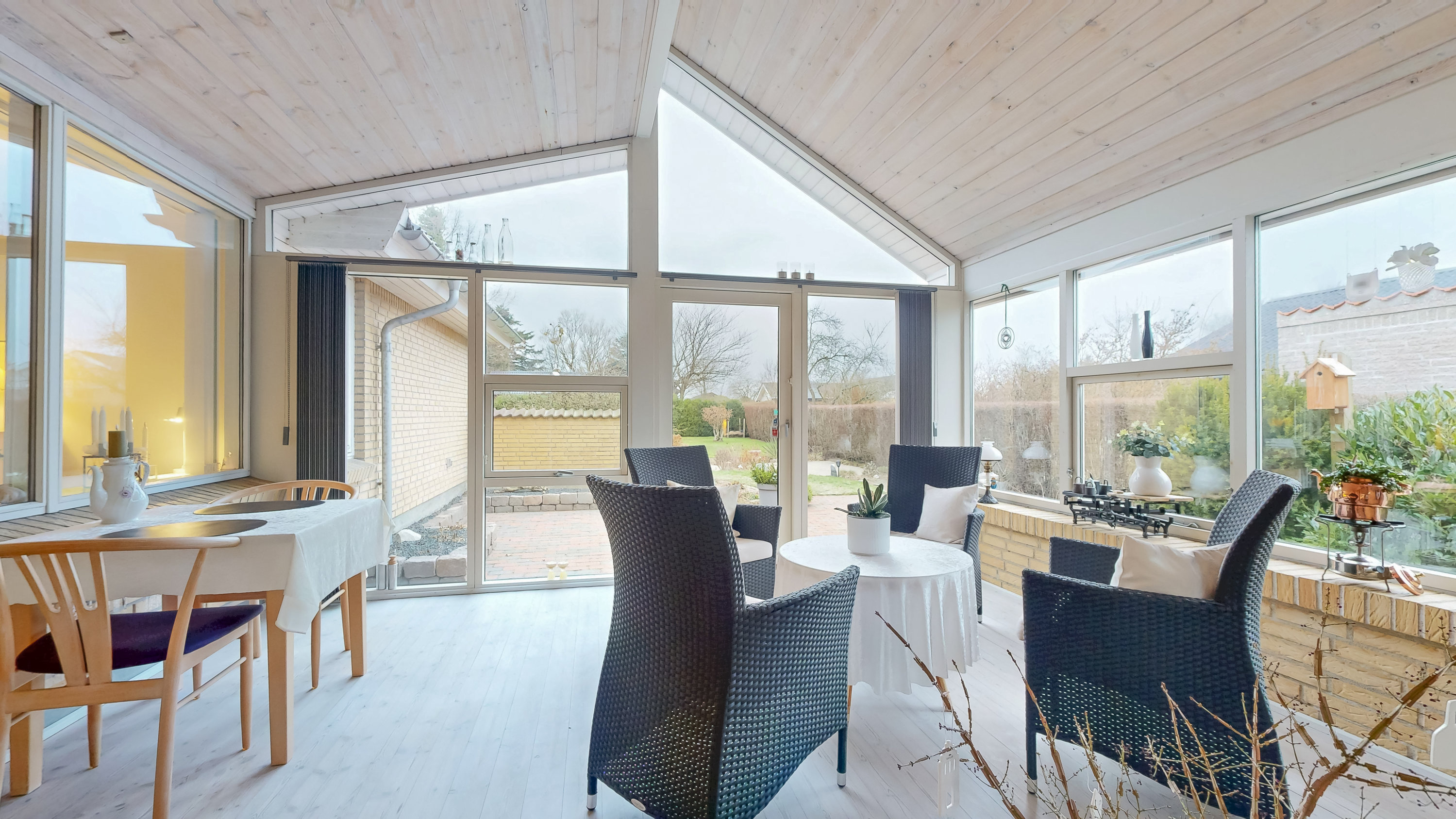 Fremhævet udestue billede i fuldskærmstilstand. Billede af Ladehøjvej 28, 8831 Løgstrup