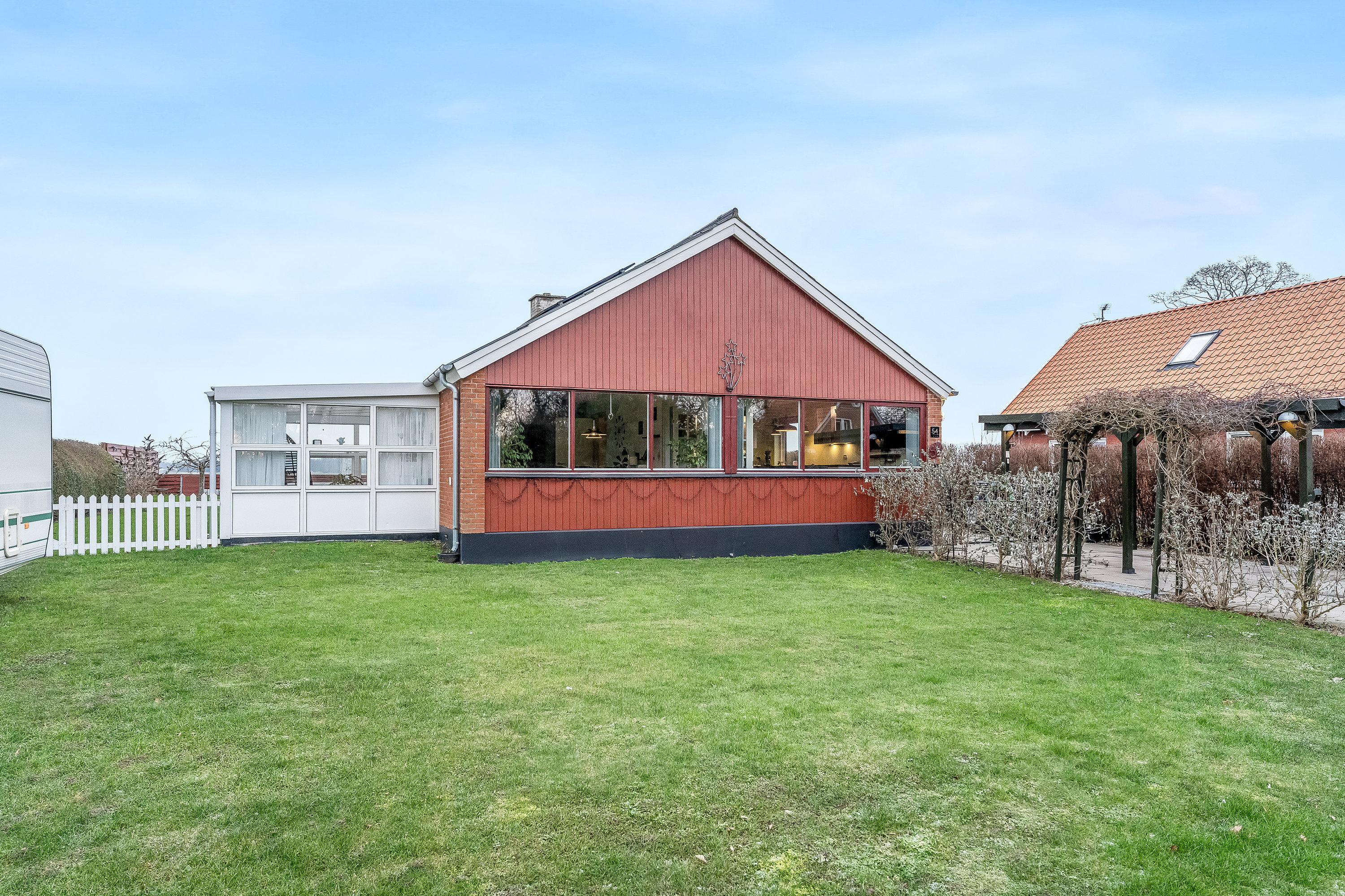 Fremhævet facade billede i fuldskærmstilstand. Billede af Møllevej 54, 4872 Idestrup