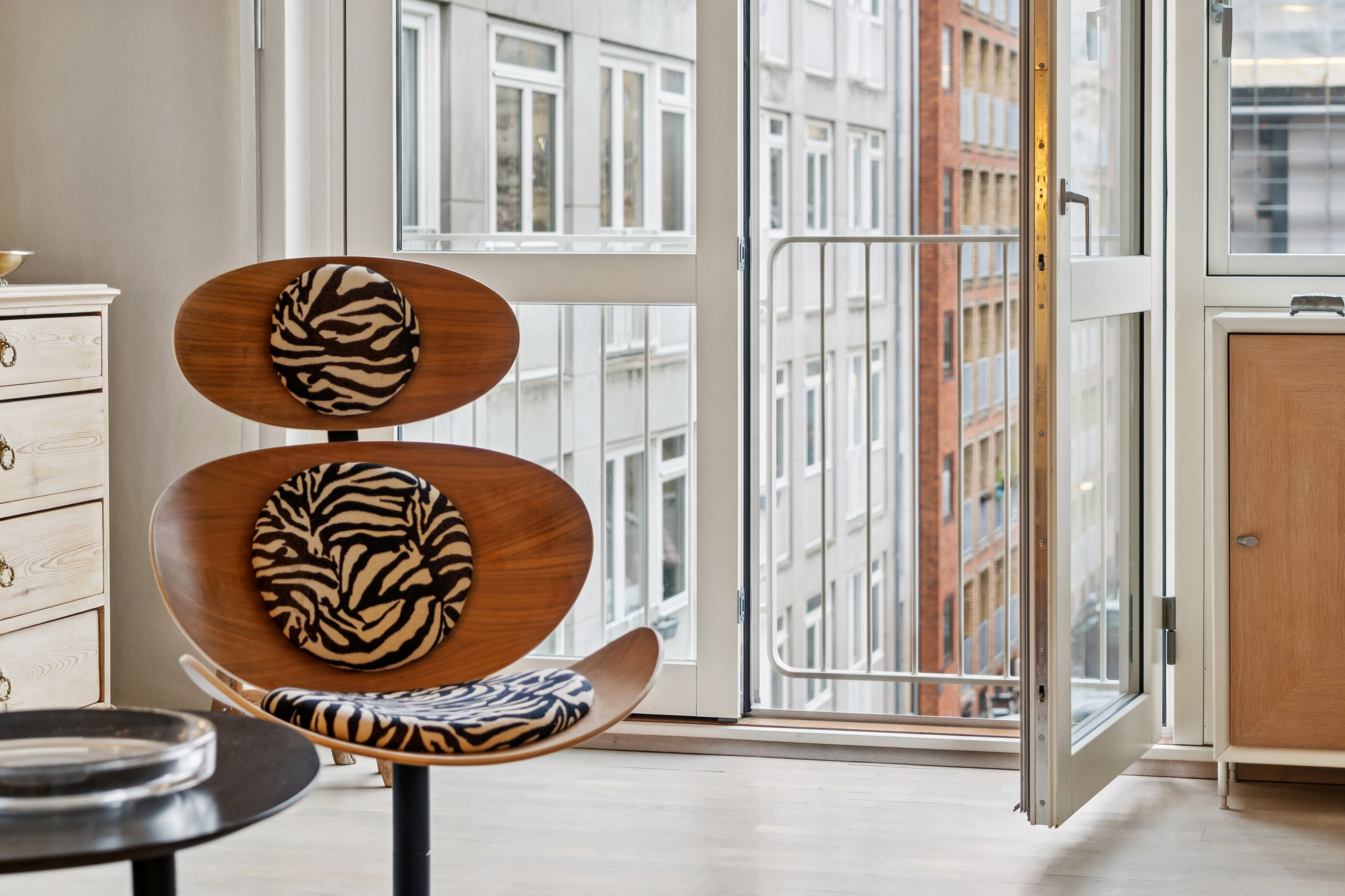 Fremhævet stue billede i fuldskærmstilstand. Billede af Sølvgade 17, 3. tv., 1307 København K