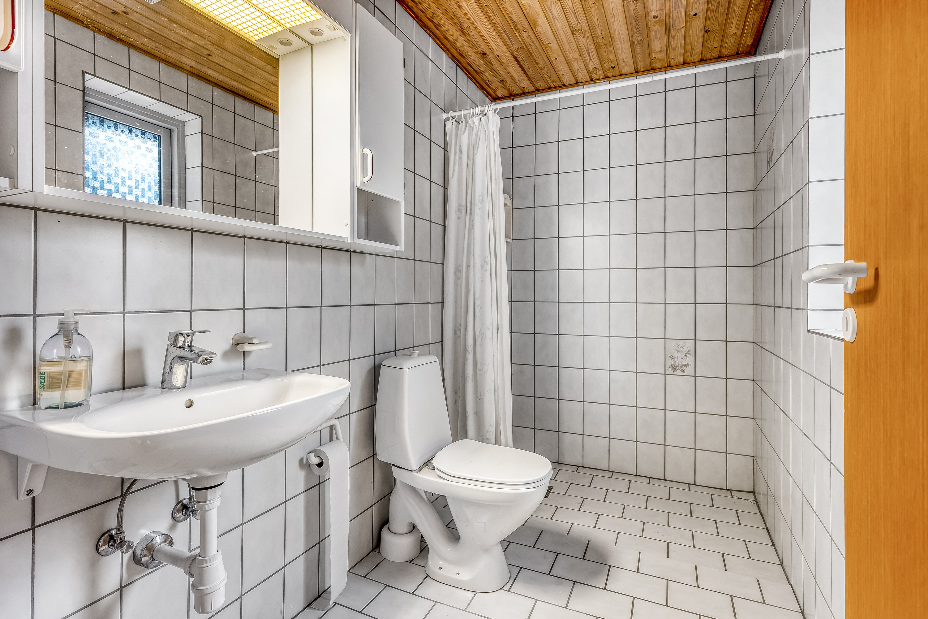 Fremhævet badeværelse billede i fuldskærmstilstand. Billede af Fuglebakken 12, Herrup, 7830 Vinderup