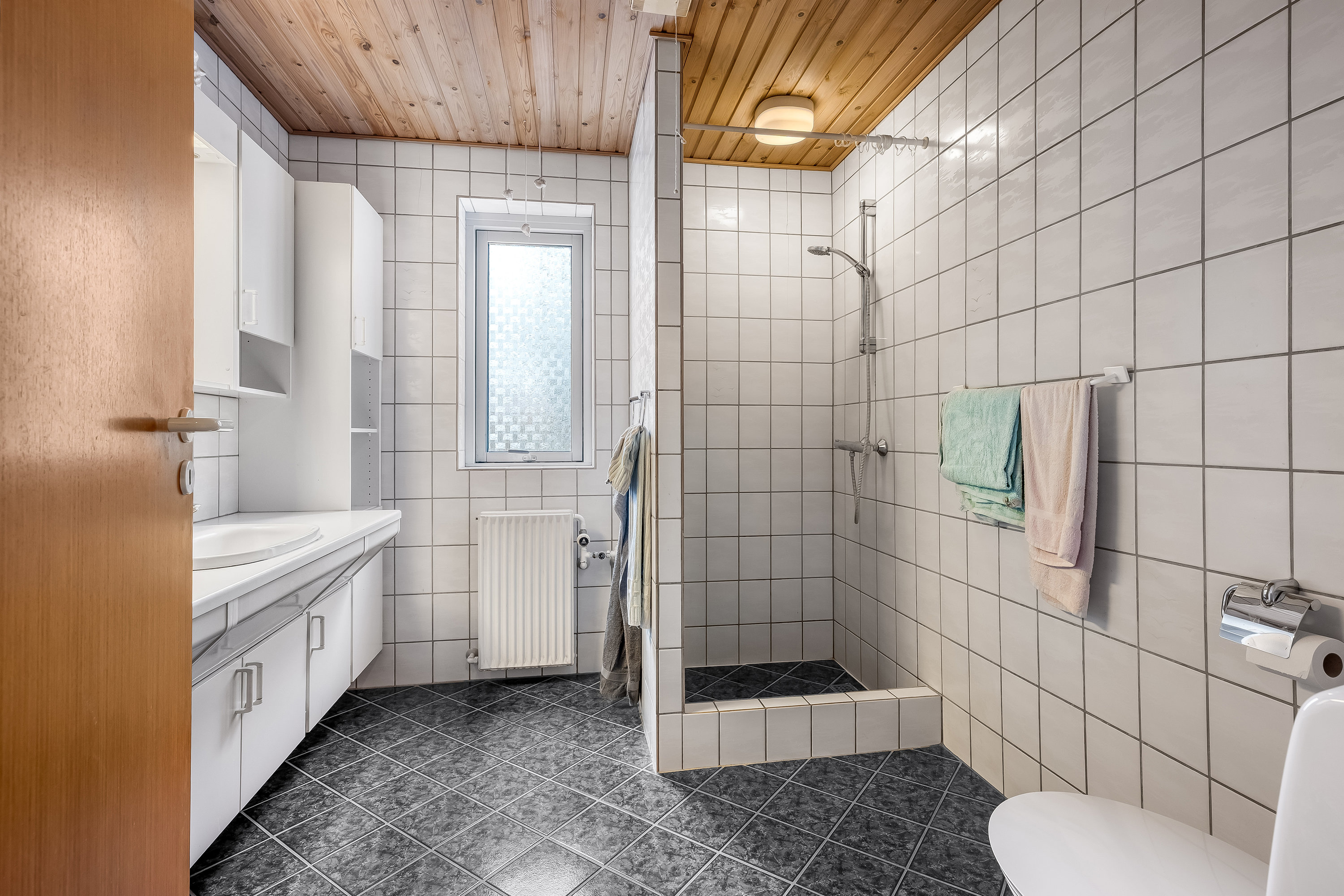 Fremhævet badeværelse billede i fuldskærmstilstand. Billede af Fuglebakken 12, Herrup, 7830 Vinderup