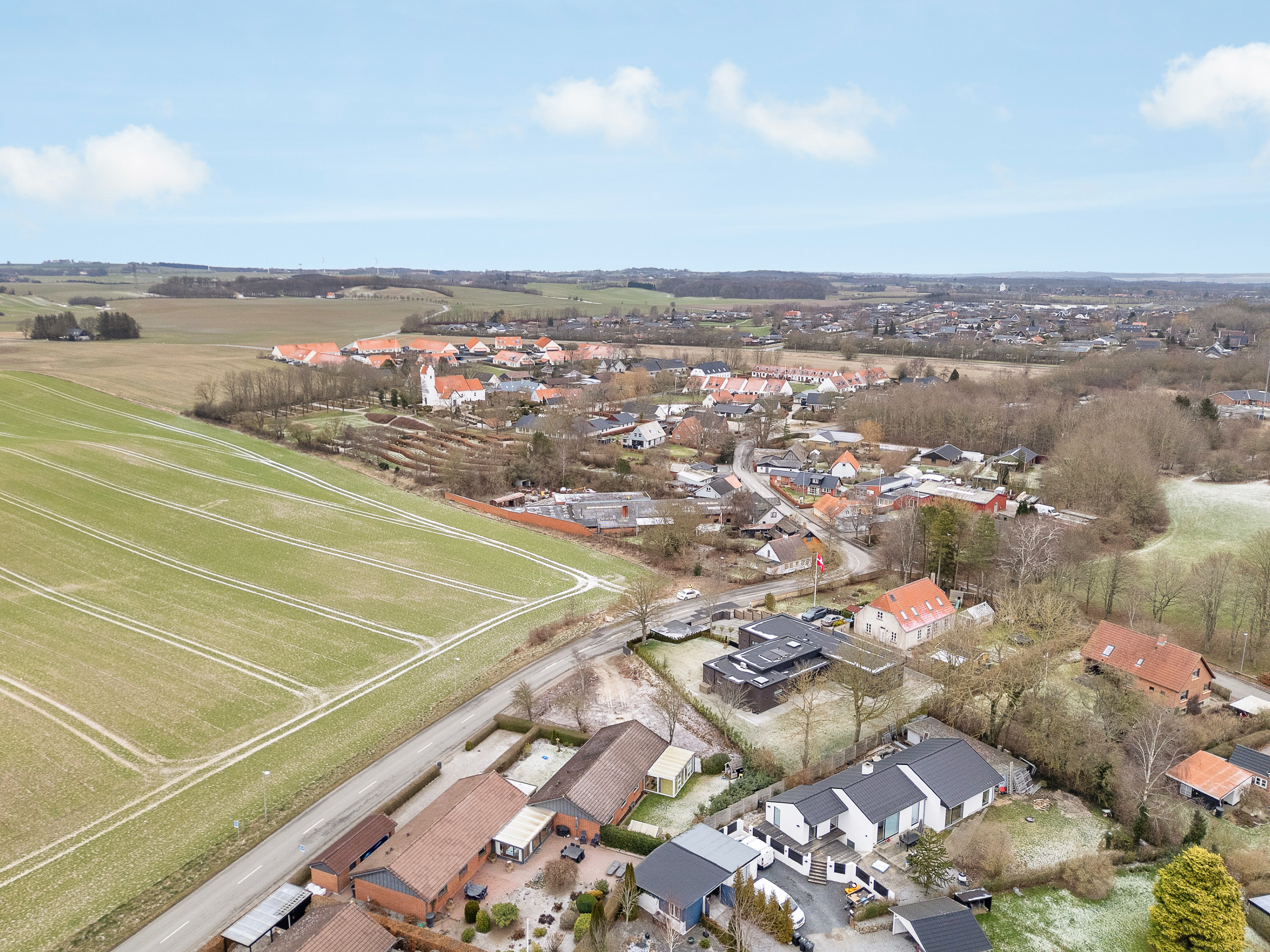 Fremhævet luftfoto billede i fuldskærmstilstand. Billede af Elsted Byvej 10B, 8520 Lystrup