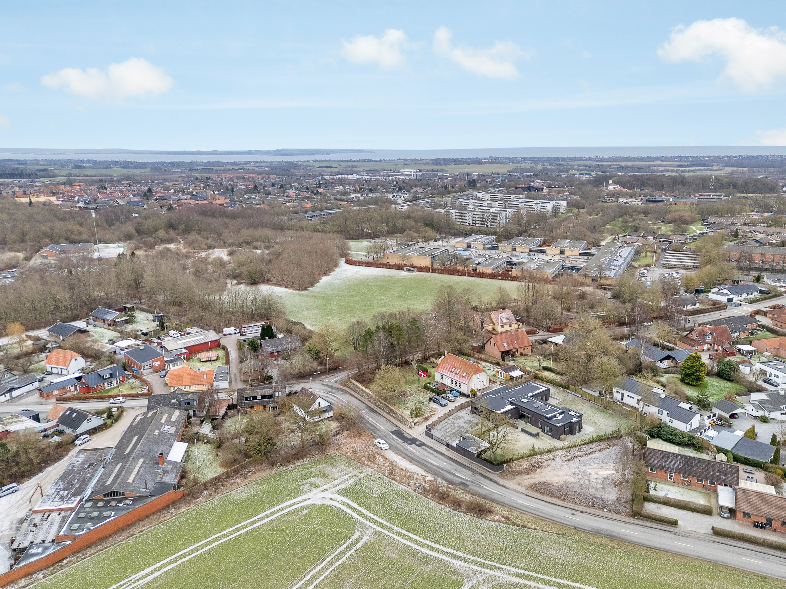 Fremhævet luftfoto billede i fuldskærmstilstand. Billede af Elsted Byvej 10B, 8520 Lystrup