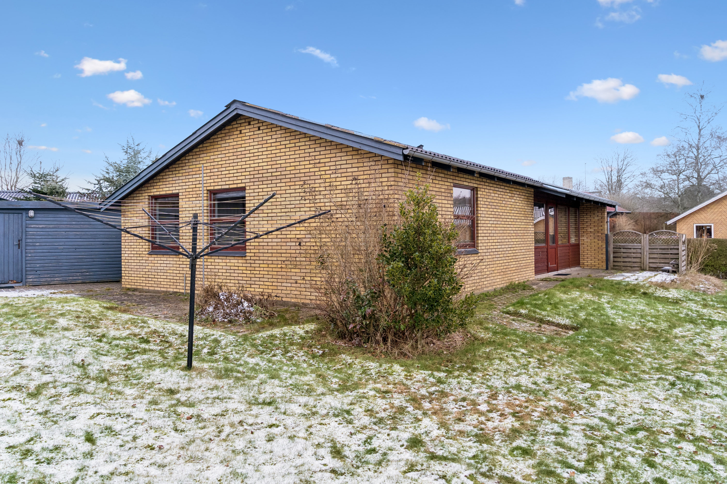 Fremhævet set fra vejen billede i fuldskærmstilstand. Billede af Søndervænget 45, 8732 Hovedgård