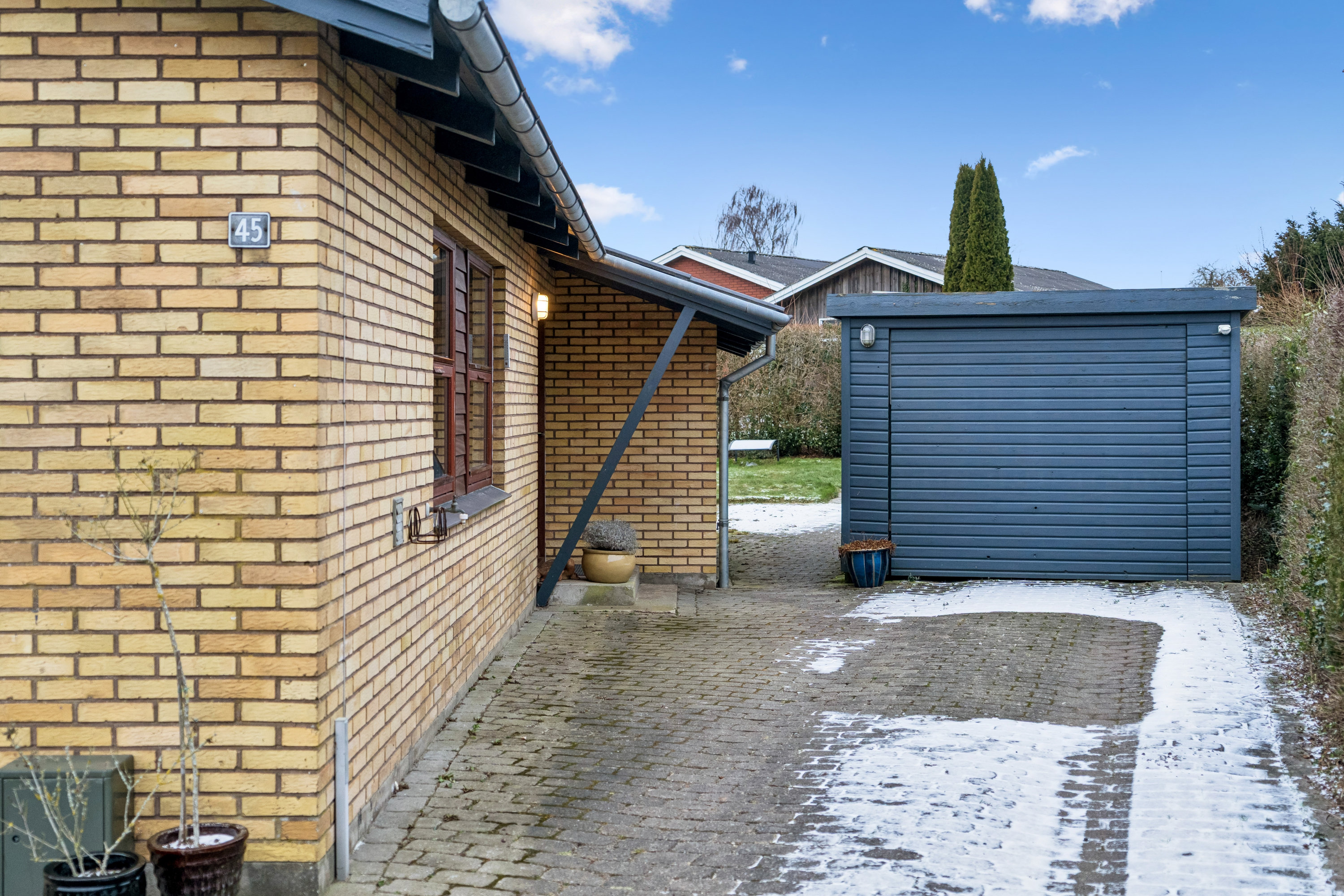 Fremhævet indkørsel billede i fuldskærmstilstand. Billede af Søndervænget 45, 8732 Hovedgård