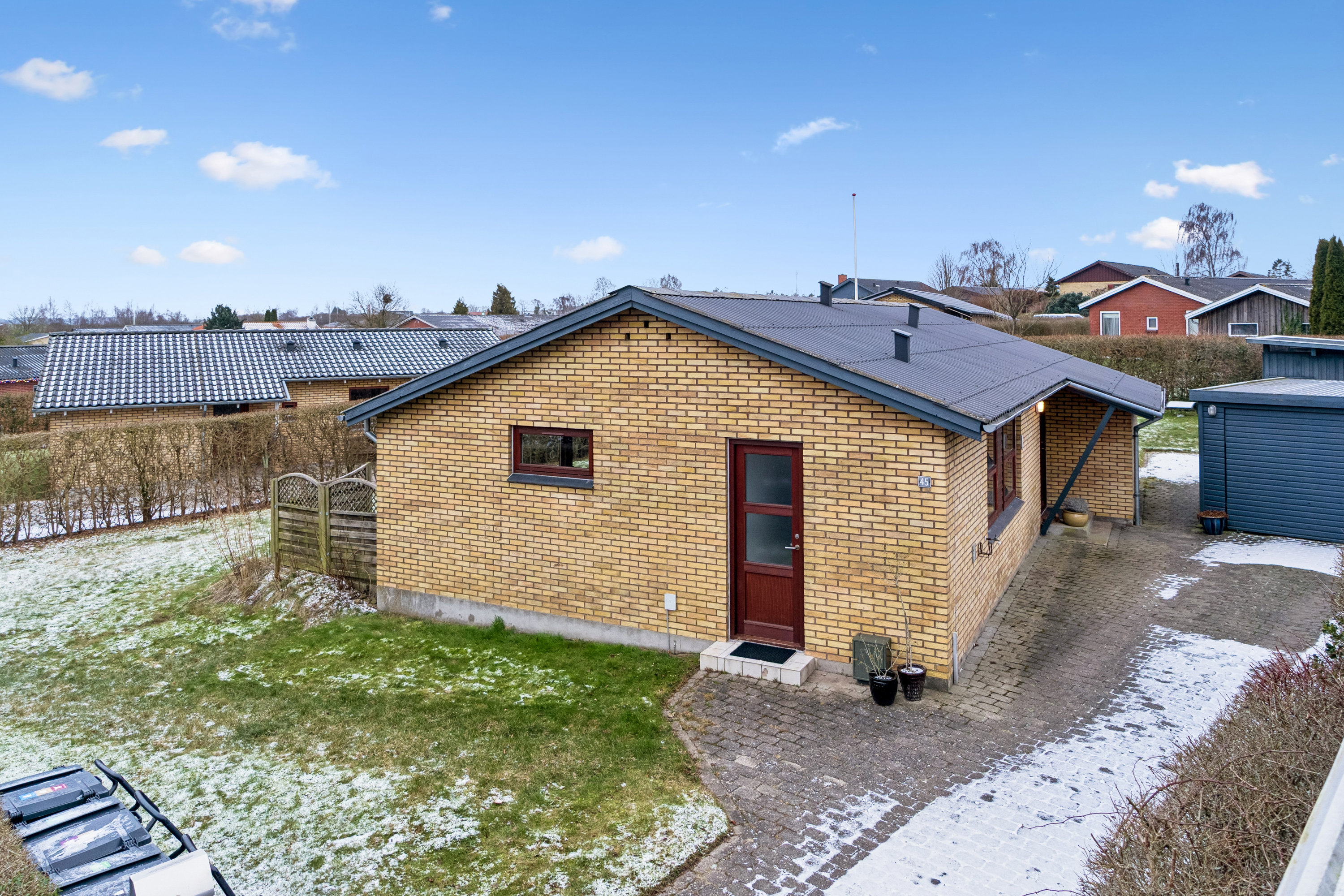 Fremhævet set fra vejen billede i fuldskærmstilstand. Billede af Søndervænget 45, 8732 Hovedgård