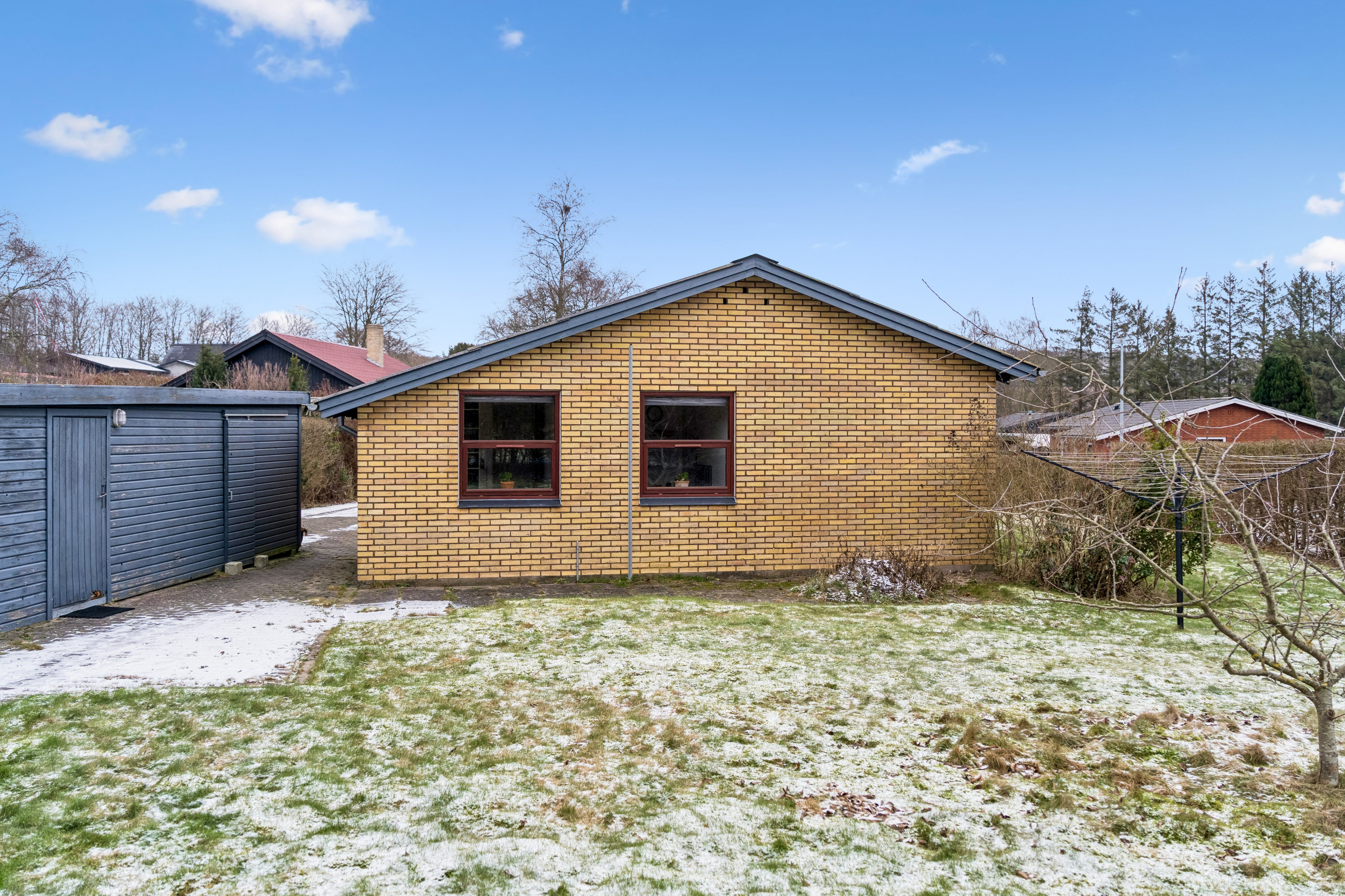 Fremhævet facade fra haven billede i fuldskærmstilstand. Billede af Søndervænget 45, 8732 Hovedgård